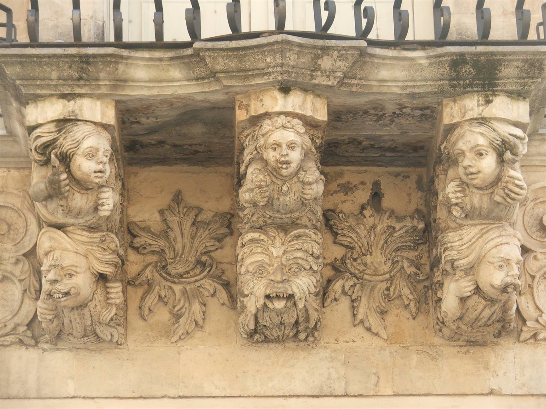 Ragusa, balconi ricamati.