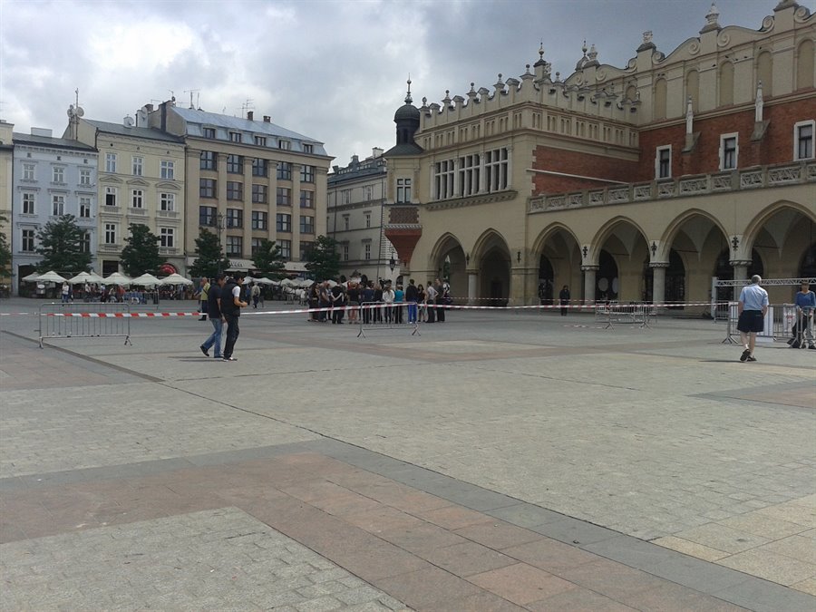 Rynek Glowny ,Palazzo dei tessuti,sempre spettacoli in allestimento