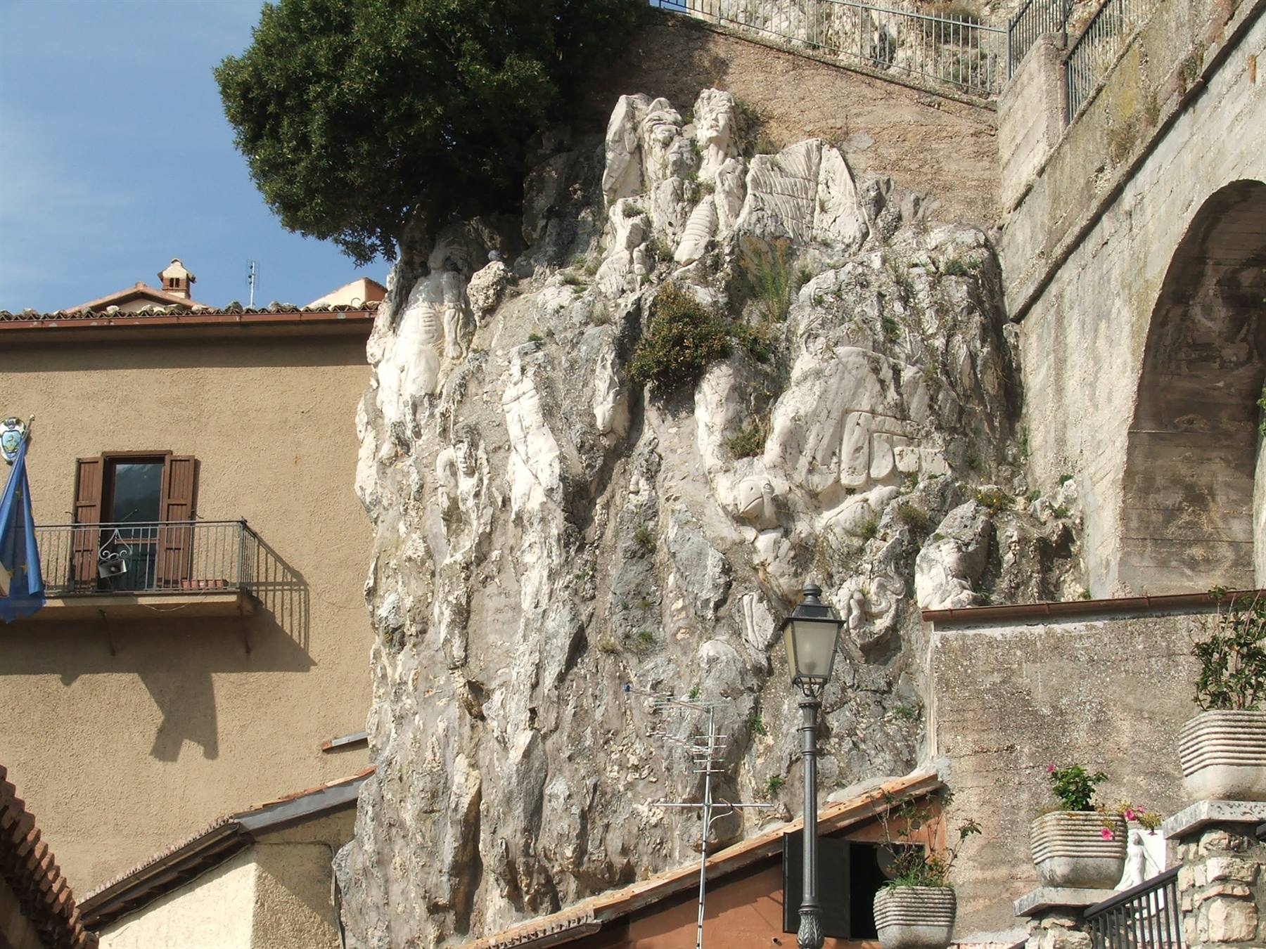 Cervara di Roma,sculture scolpite nella roccia