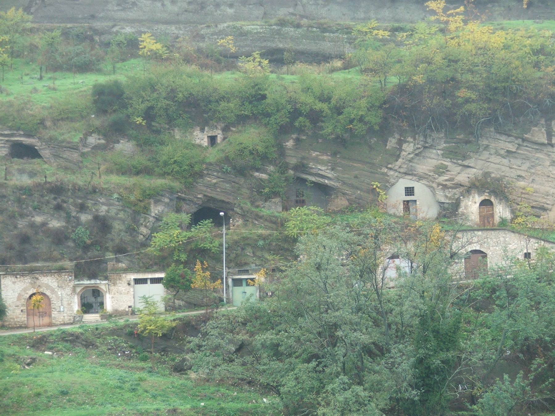 Barile,cantine scavate nella pietra vulcanica