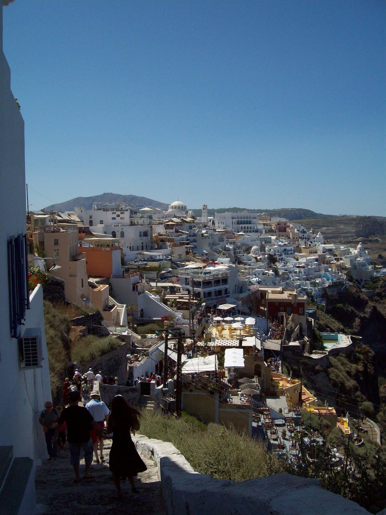 sembra surreale a picco sul mare.. Santorini