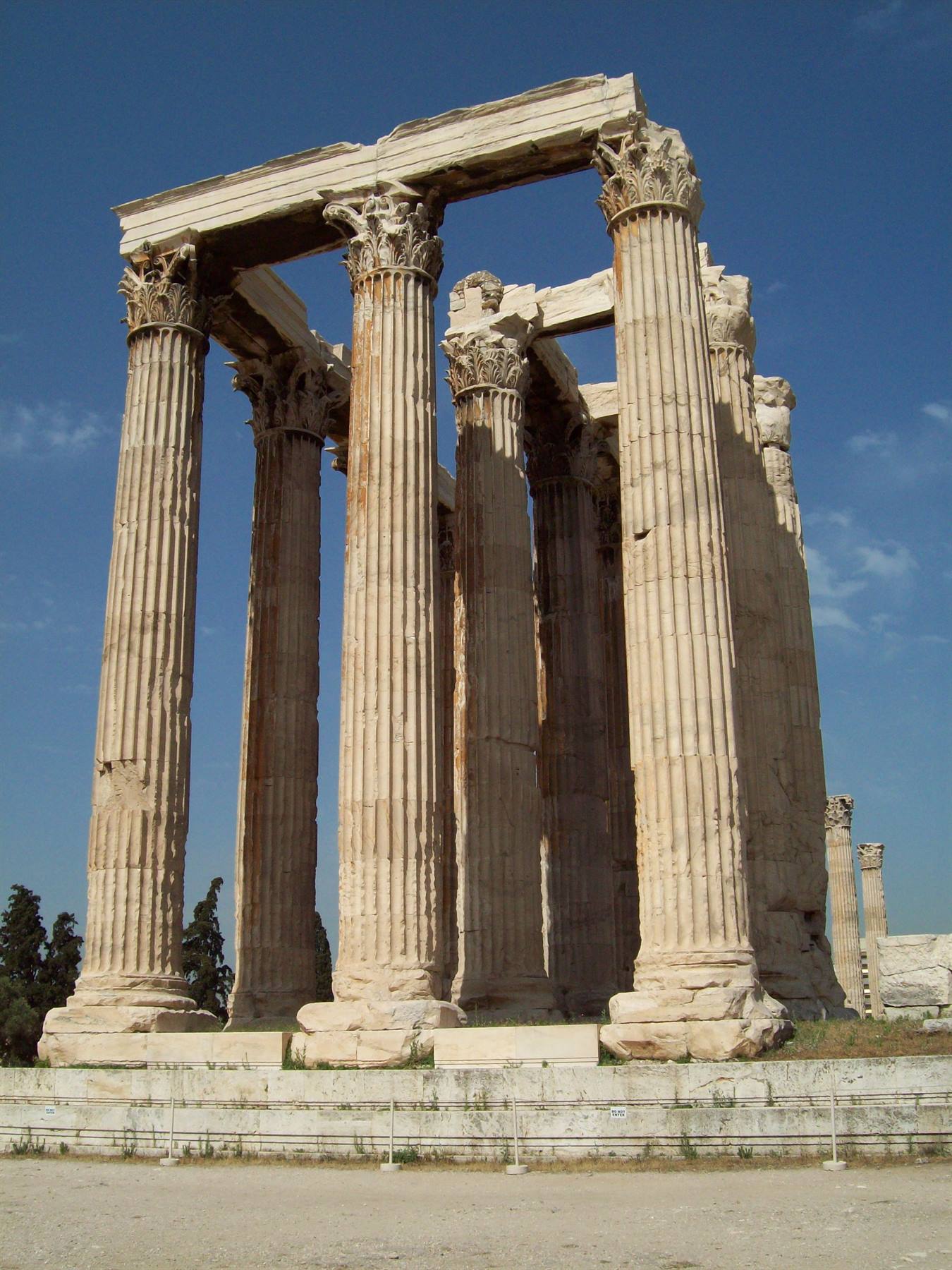Termpio di Apollo e Arco di Adriano.. 