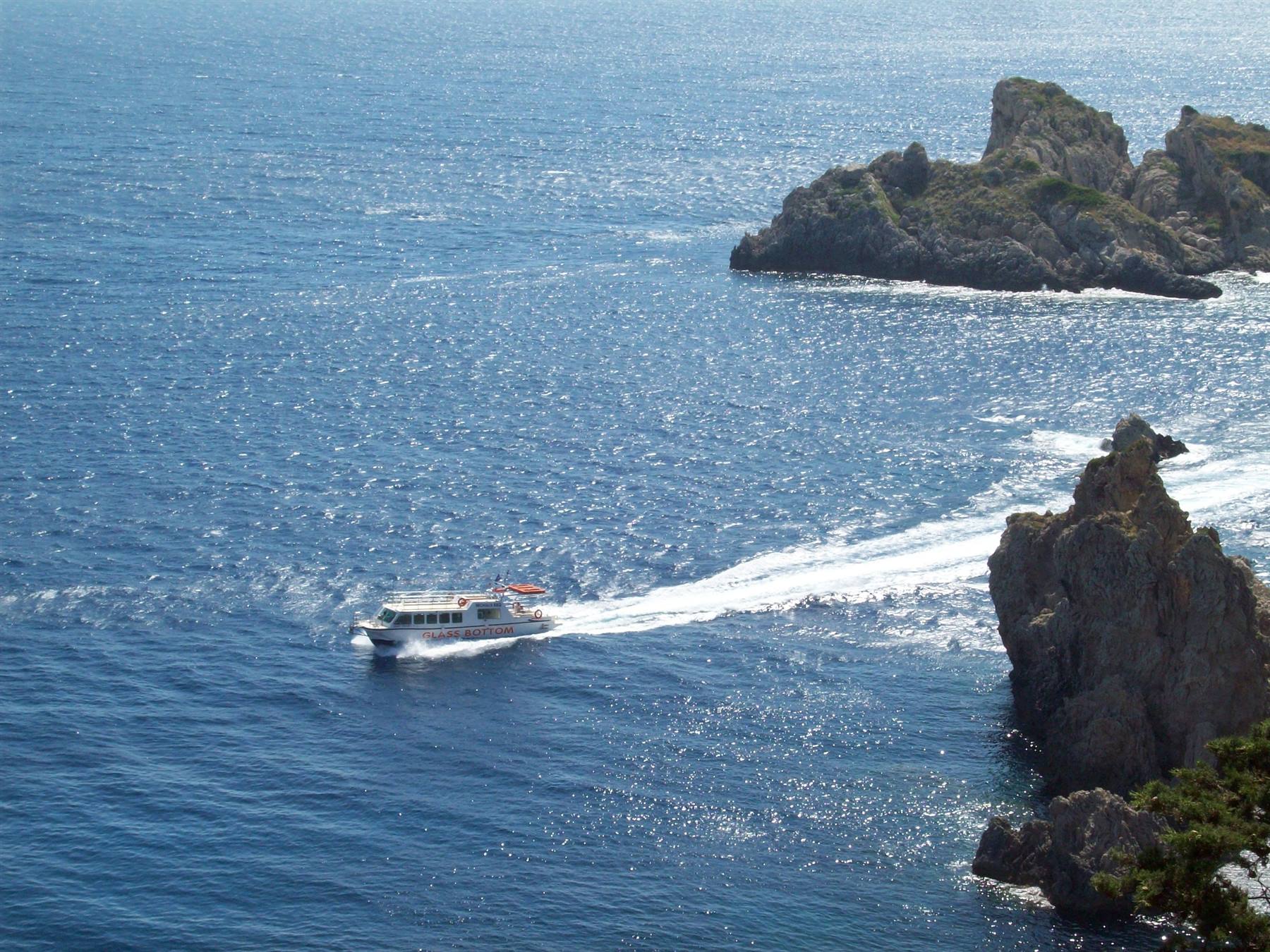 Corfu' cerchiamo una spiaggia per un tuffo nel blu