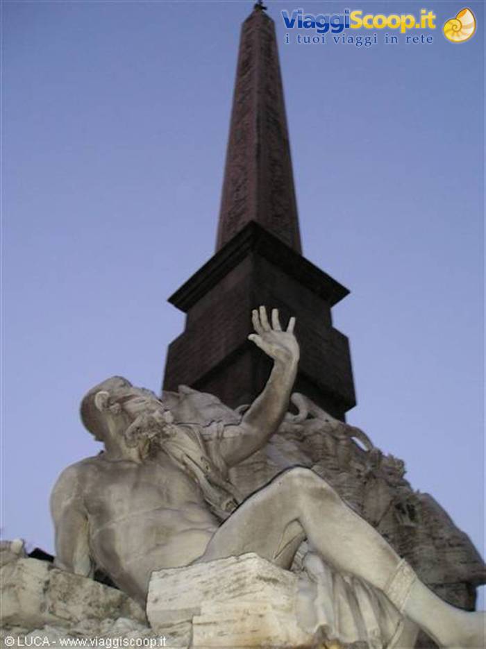 Scorcio di statua e obelisco in Piazza Navona