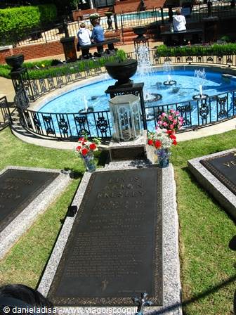 MEMPHIS - GRACELAND. Tomba di Elvis
