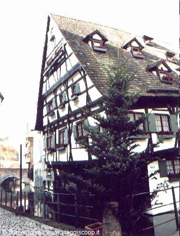 Ulma - Schiefes Haus