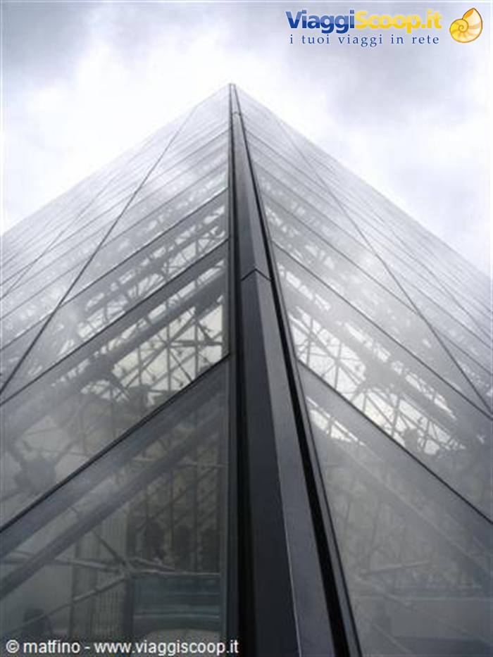 La Piramide del Louvre