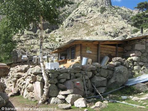 Chiosco di pastori in mezzo alle montagne