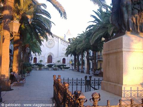 piazza durante e la chiesa