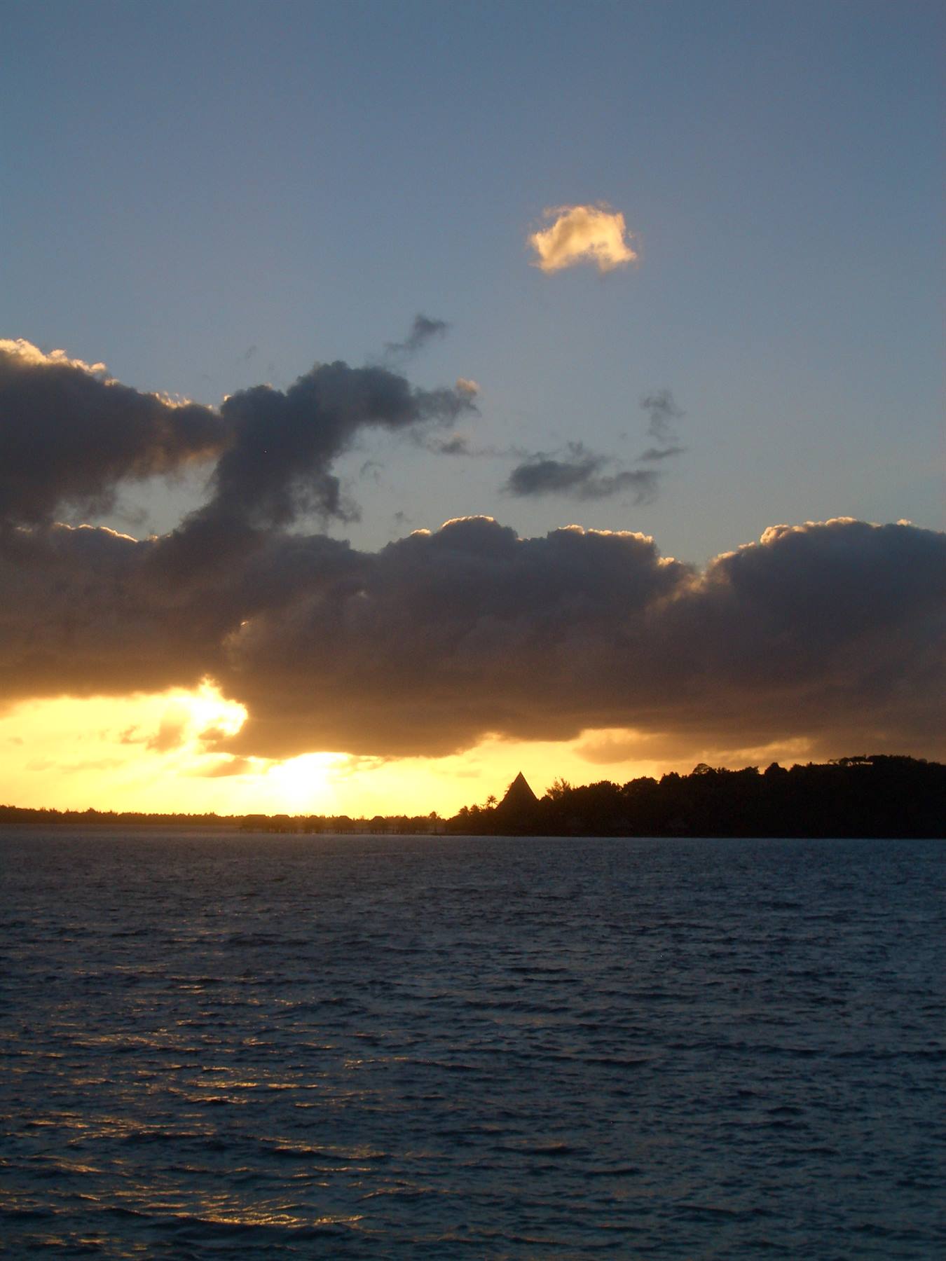TRAMONTO A BORA BORA