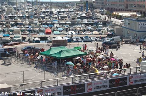 fans in attesa alle ore 9.00