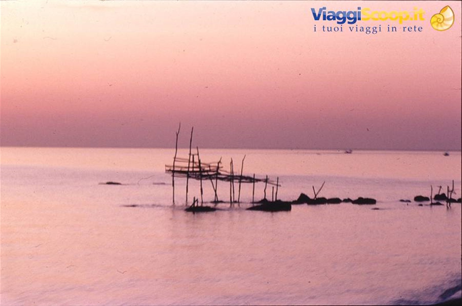 il mare dell'abruzzo visto dal treno al mattino
