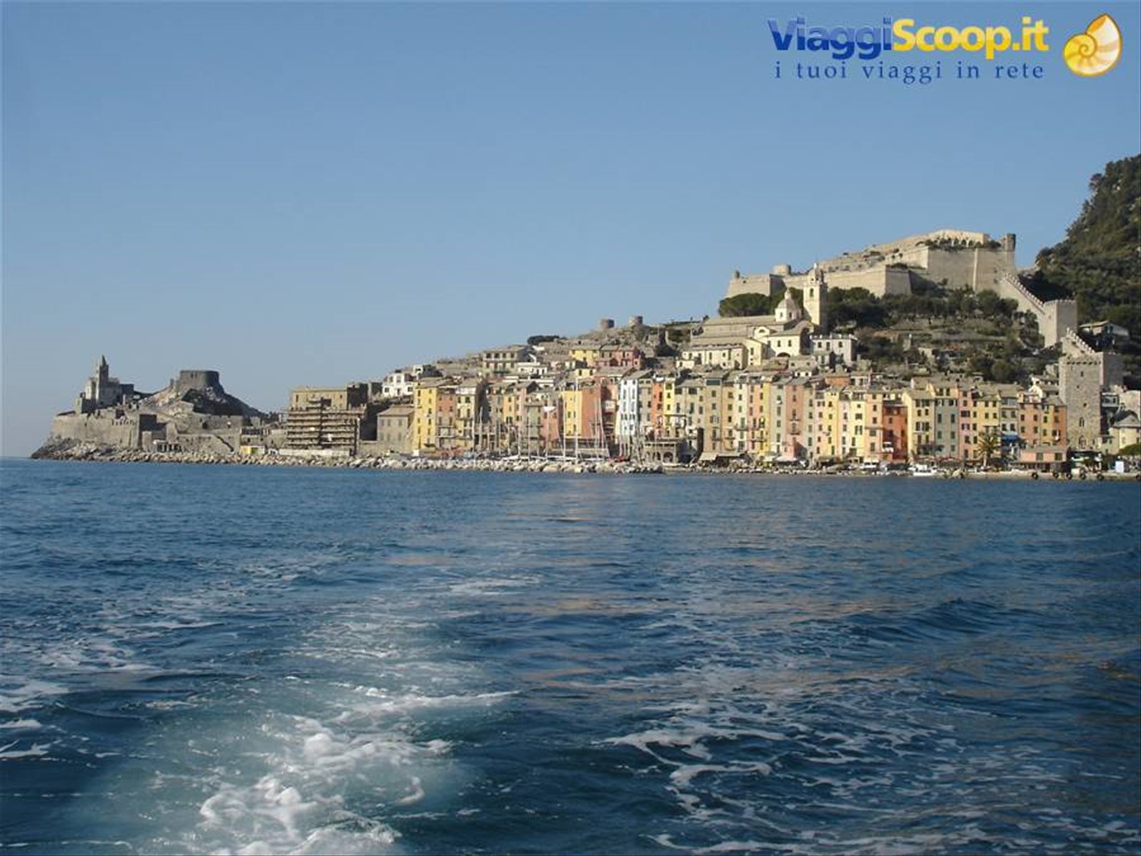 Veduta di insieme di porto Venere dal mare