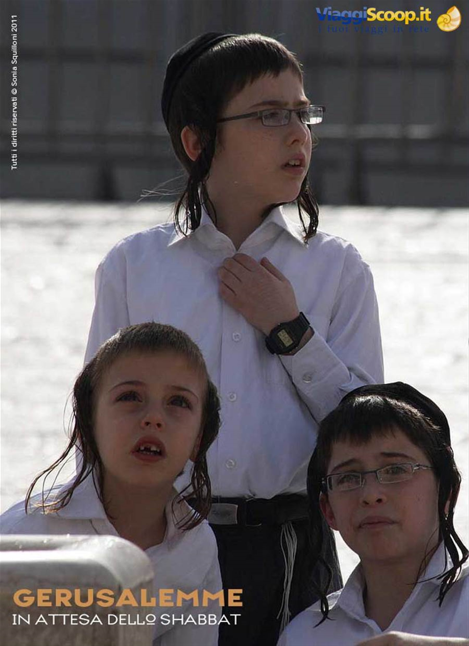 Ragazzini ebrei ortodossi in attesa dello Shabbat al Muro del Pianto