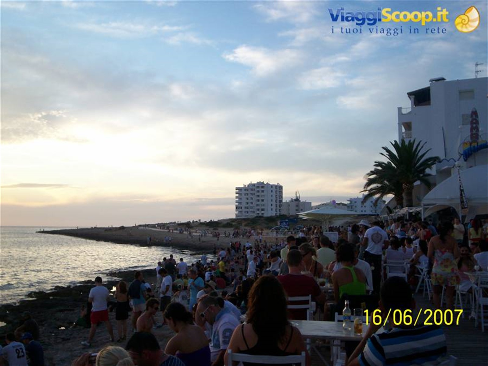 ORE NOVE DI SERA,STA ARRIVANDO IL MAGNIFICO TRAMONTO ACCOMPAGNATO DA UN SOTTOFONDO DI CHILLOUT
