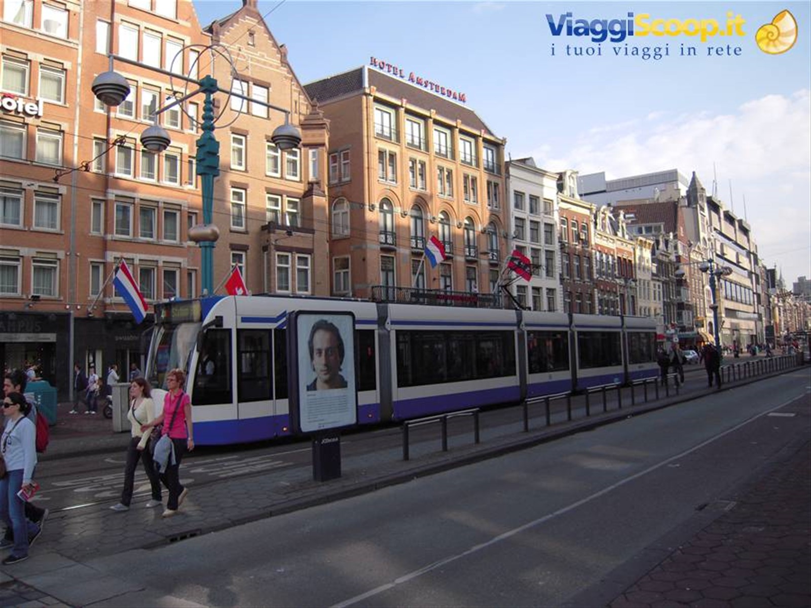 La Damrak, via principale di Amsterdam con l'immancabile tram
