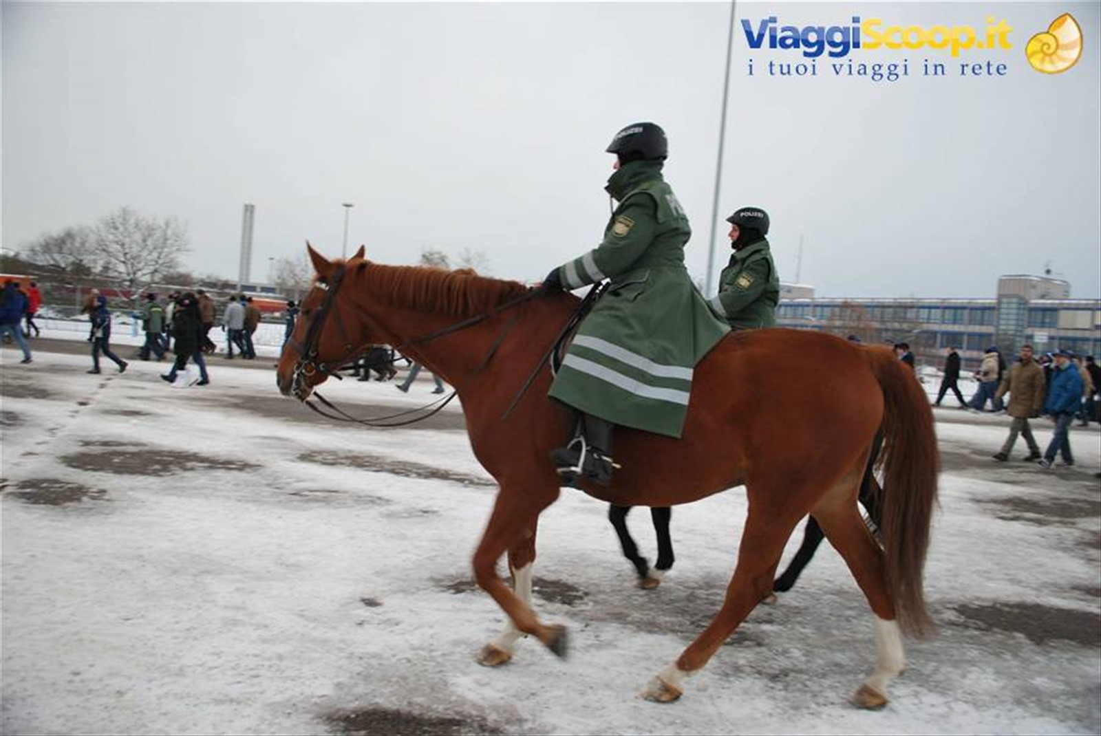 Polizia a cavallo nei pressi dell'Allianz Arena