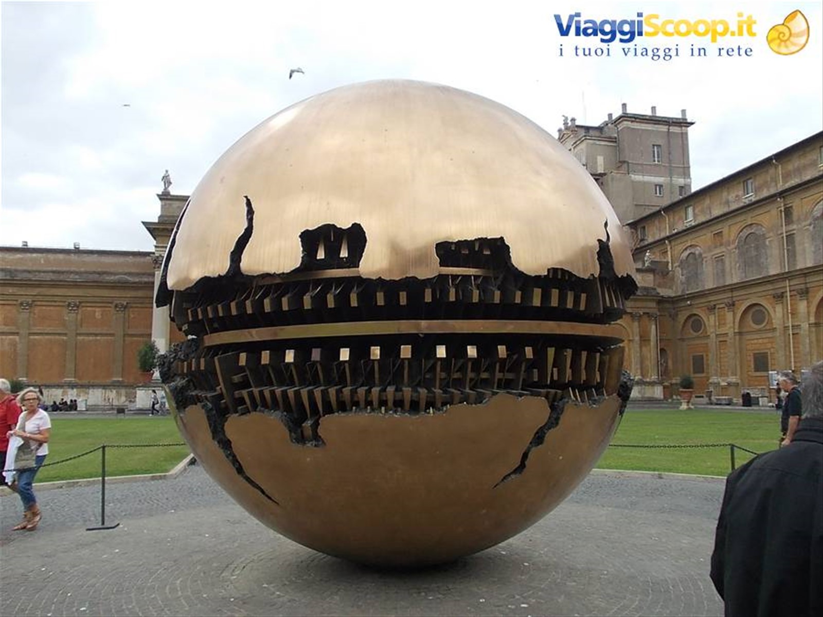 opera di Pomodoro nei cortili vaticani