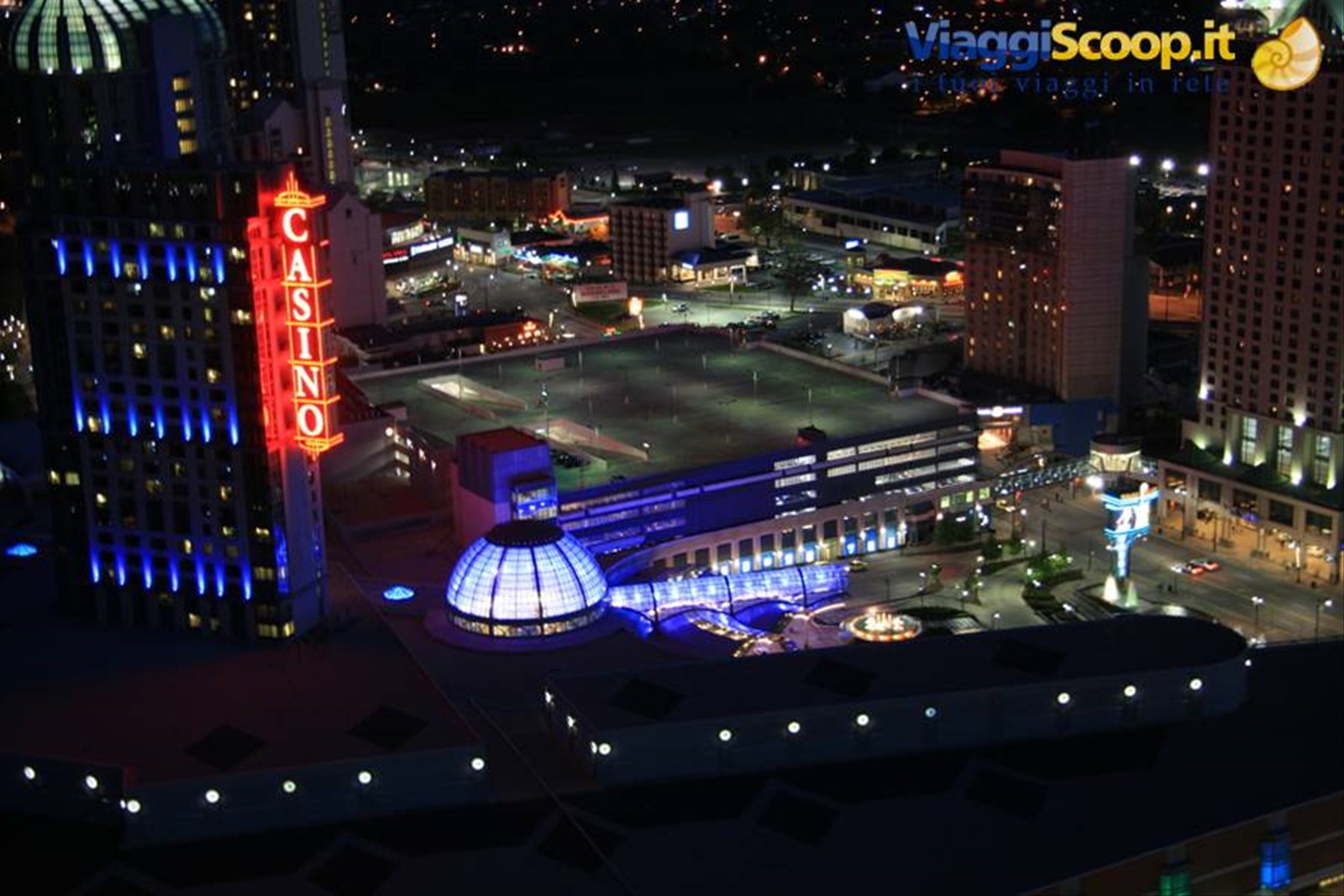 Vista notturna da Skylon Tower