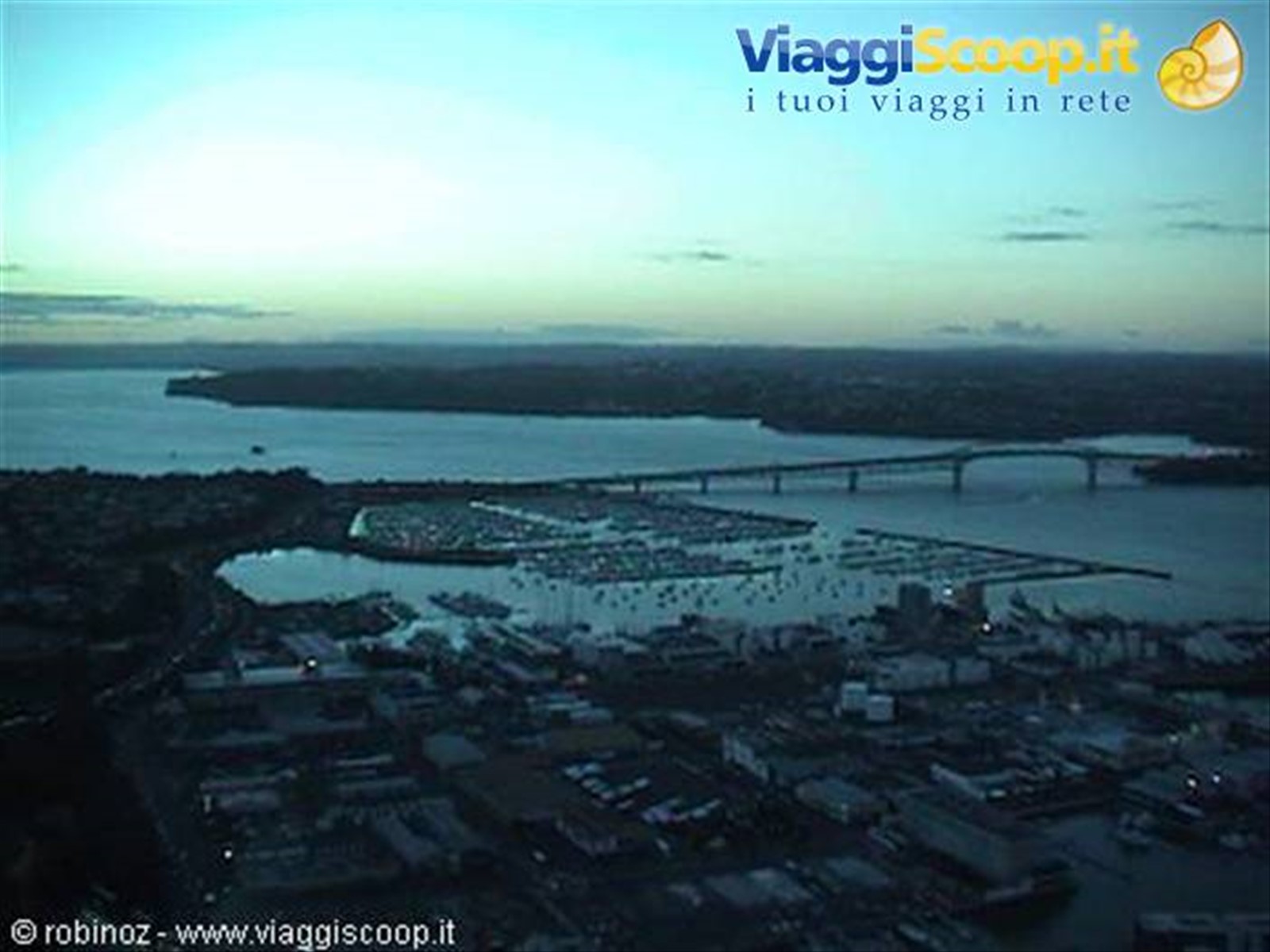 LA BAIA DI AUCKLAND AL TRAMONTO