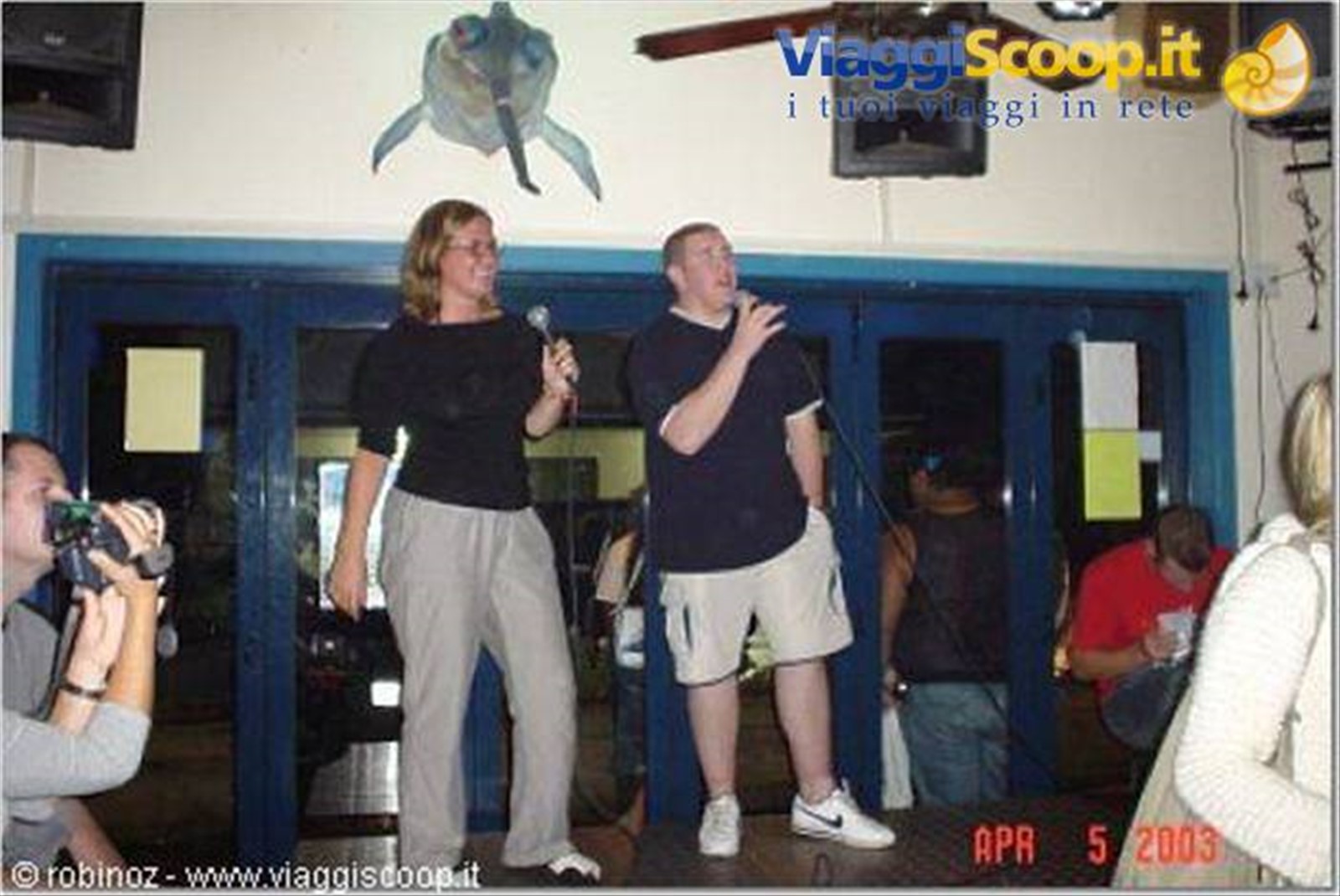 Louise e Barclay al karaoke