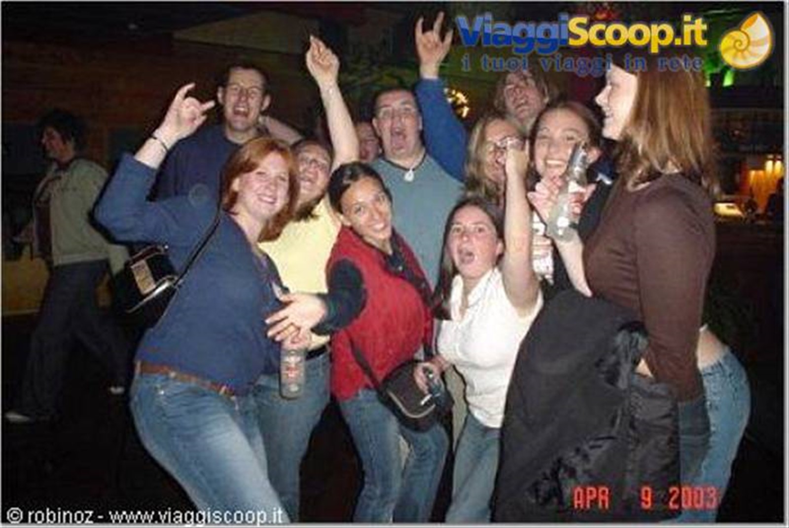 Stephanie, Anton, Rebby, io, Barclay, Tina, Louise, Paul, Brooke, Allison al disco pub