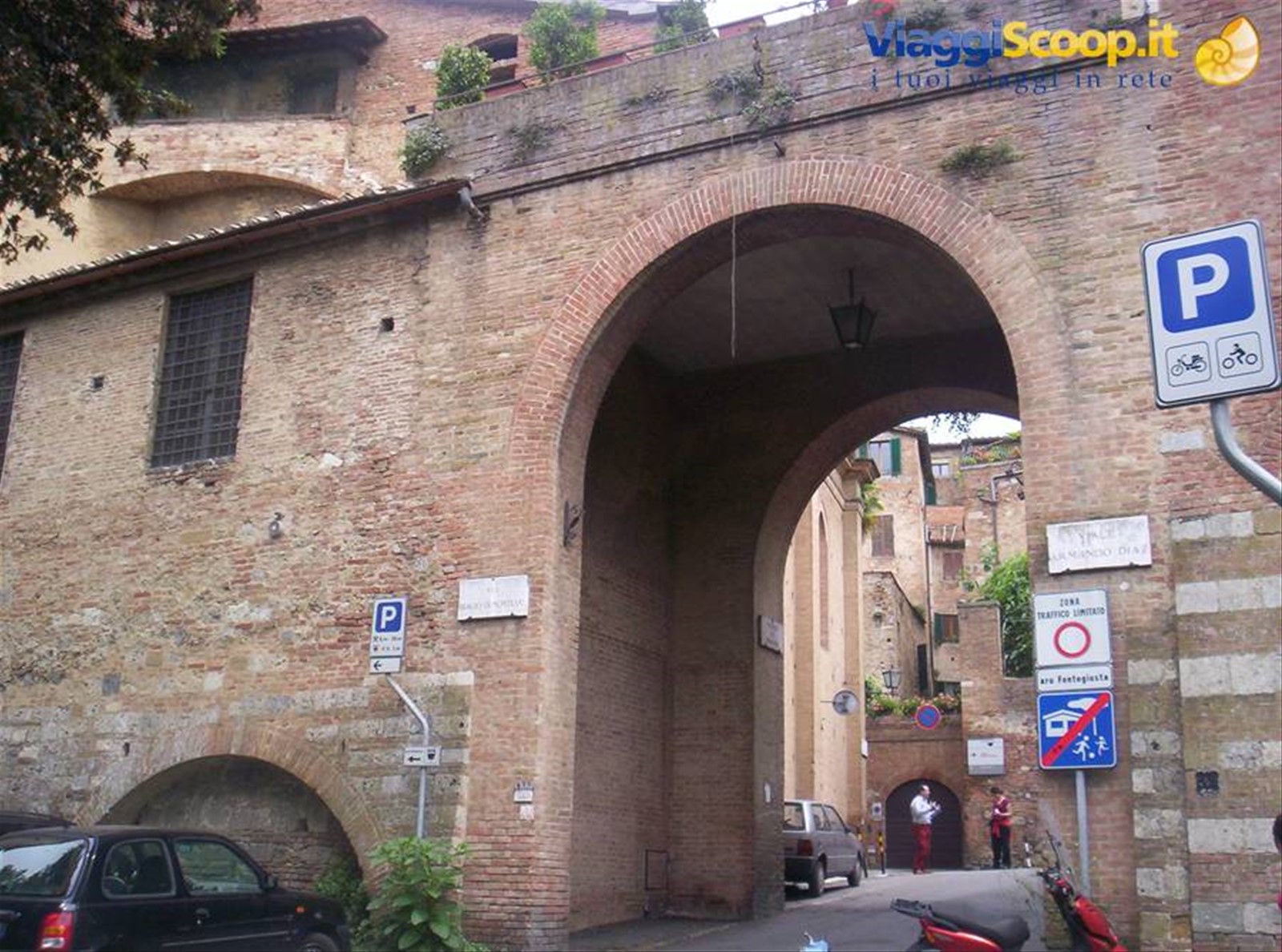 Siamo entrati da qui...