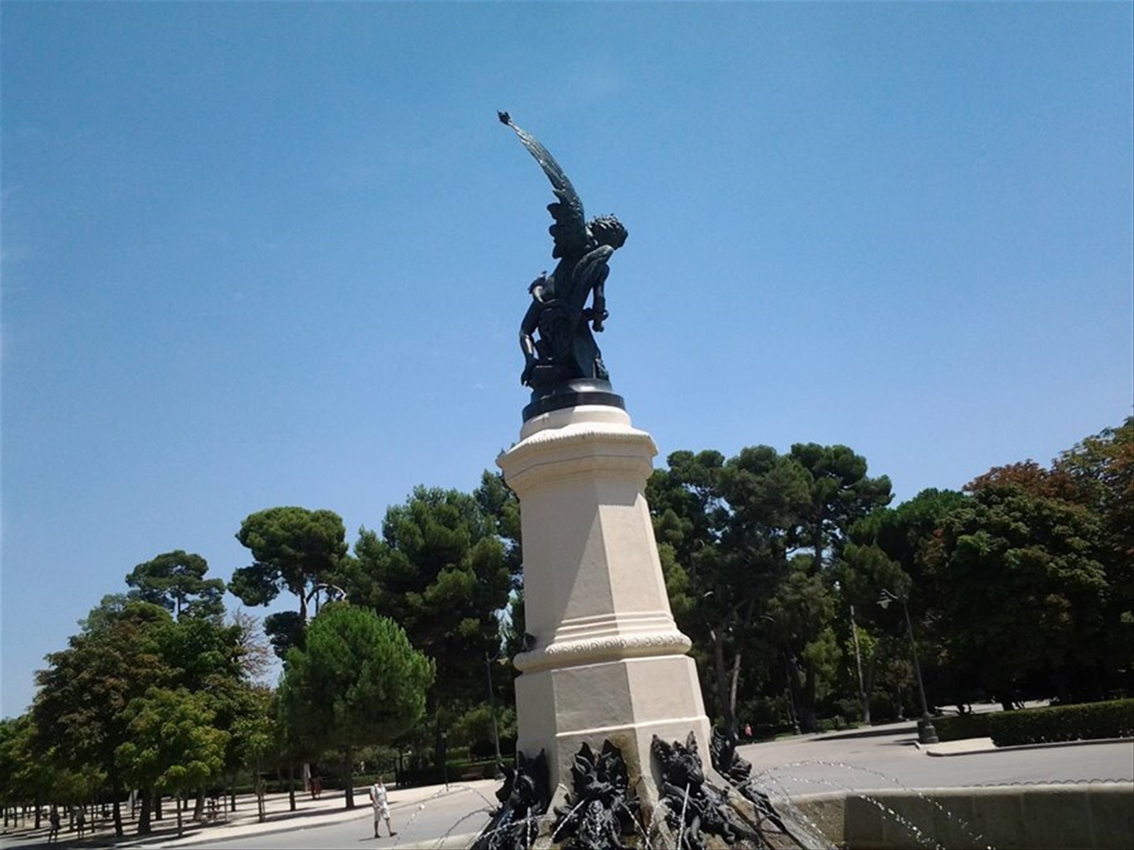 El angel caido parco del buen retiro