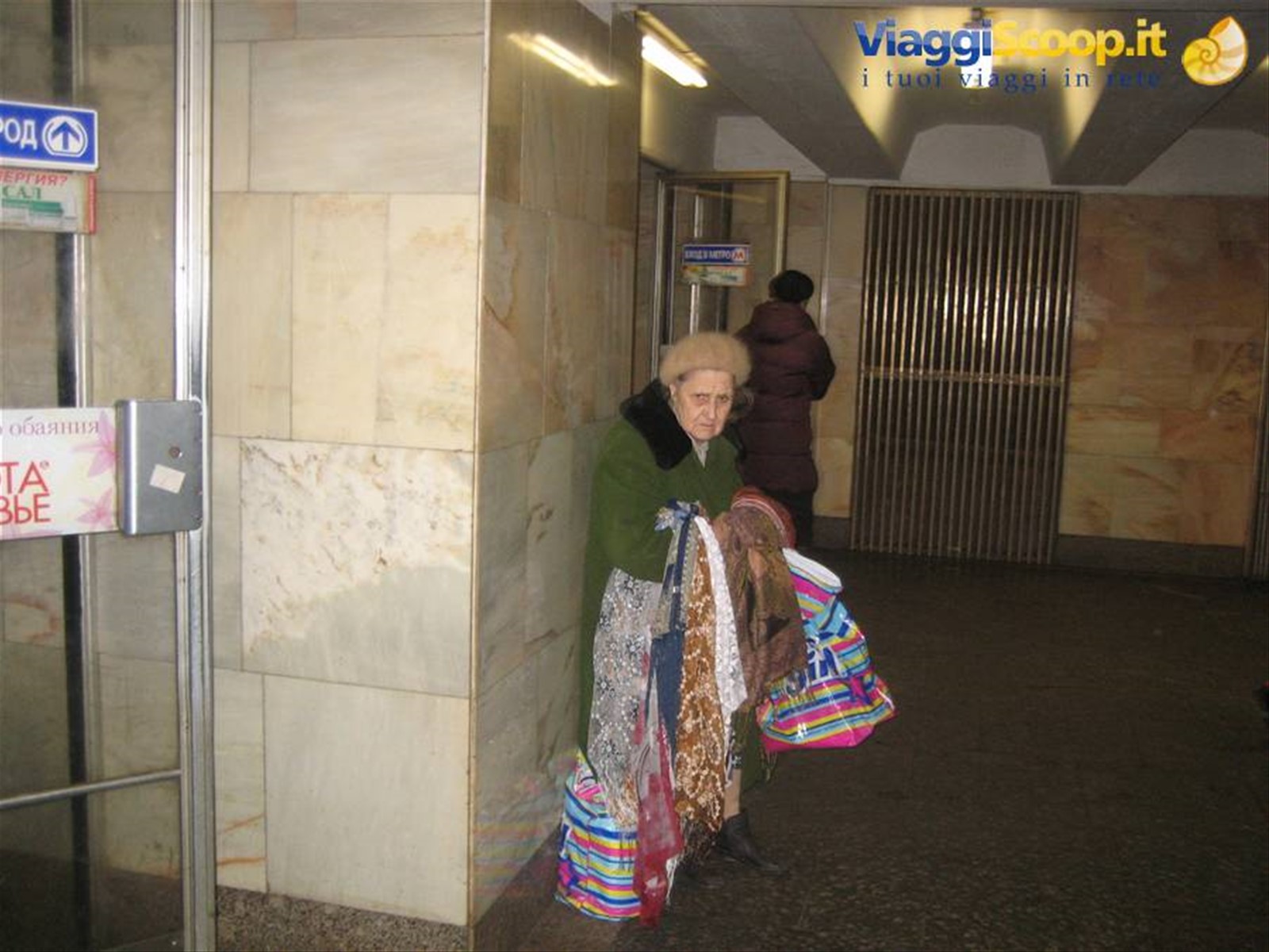 Anziana venditrice in metrò