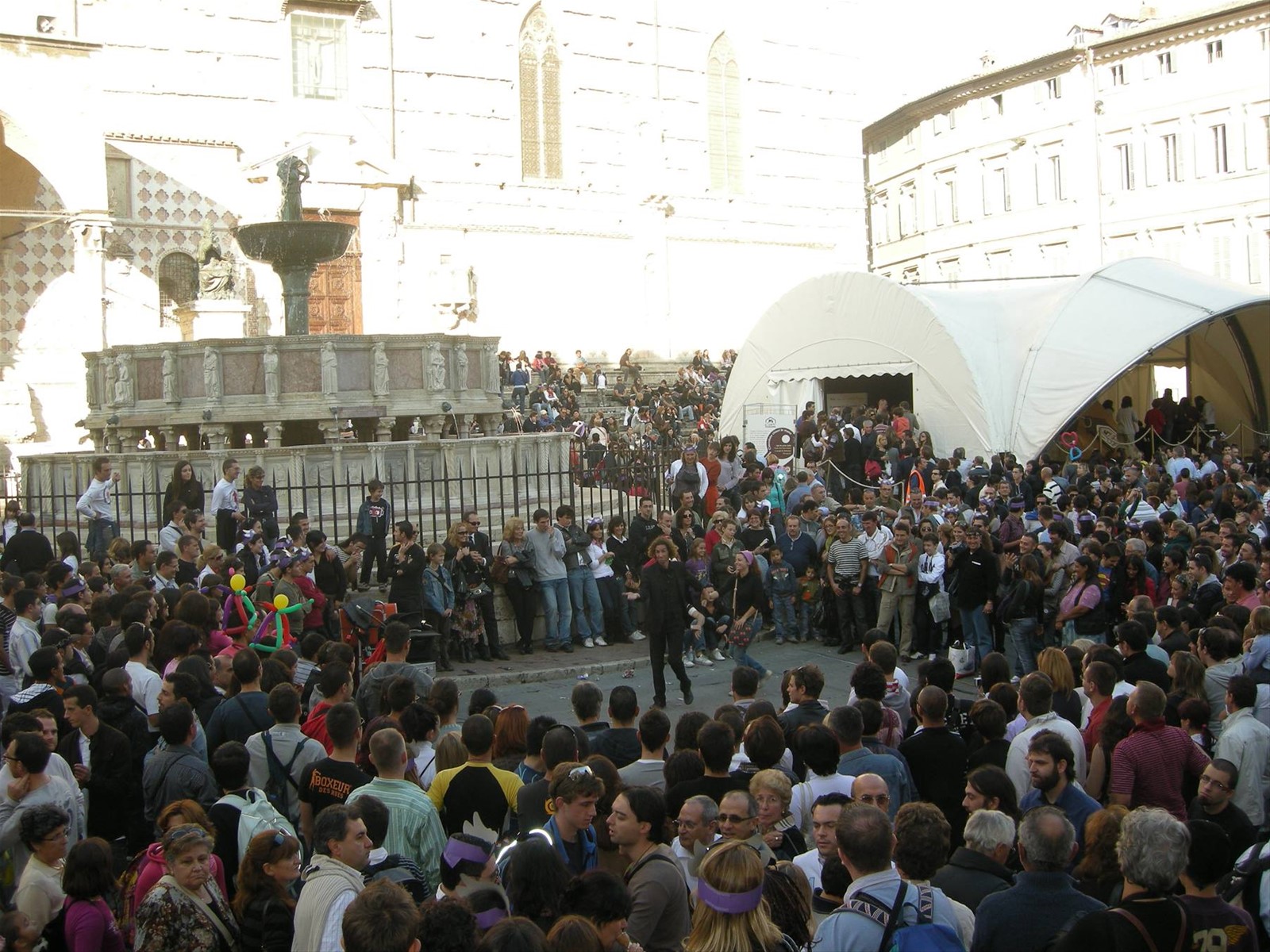 Piazza di Perugia gremita di gente...