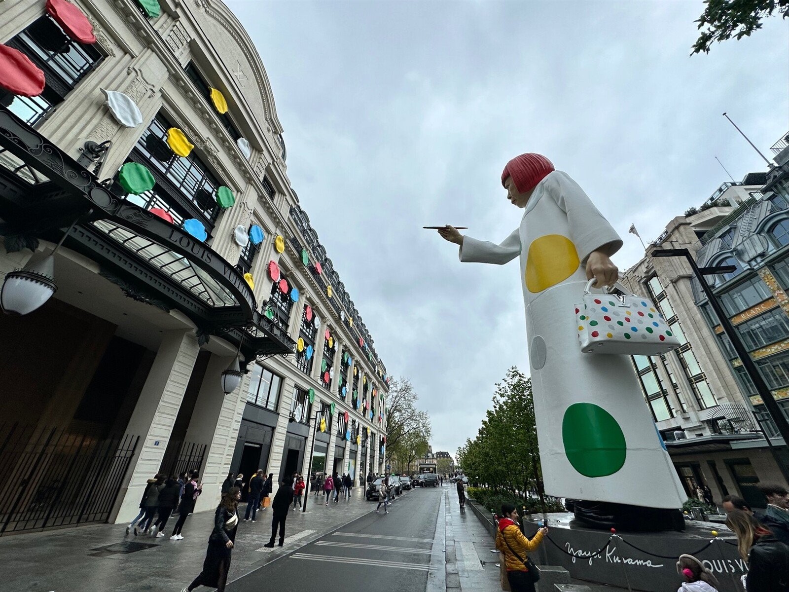 Sulle boulevard di Parigi, Yayoi Kusama colora i Louis Vuitton.