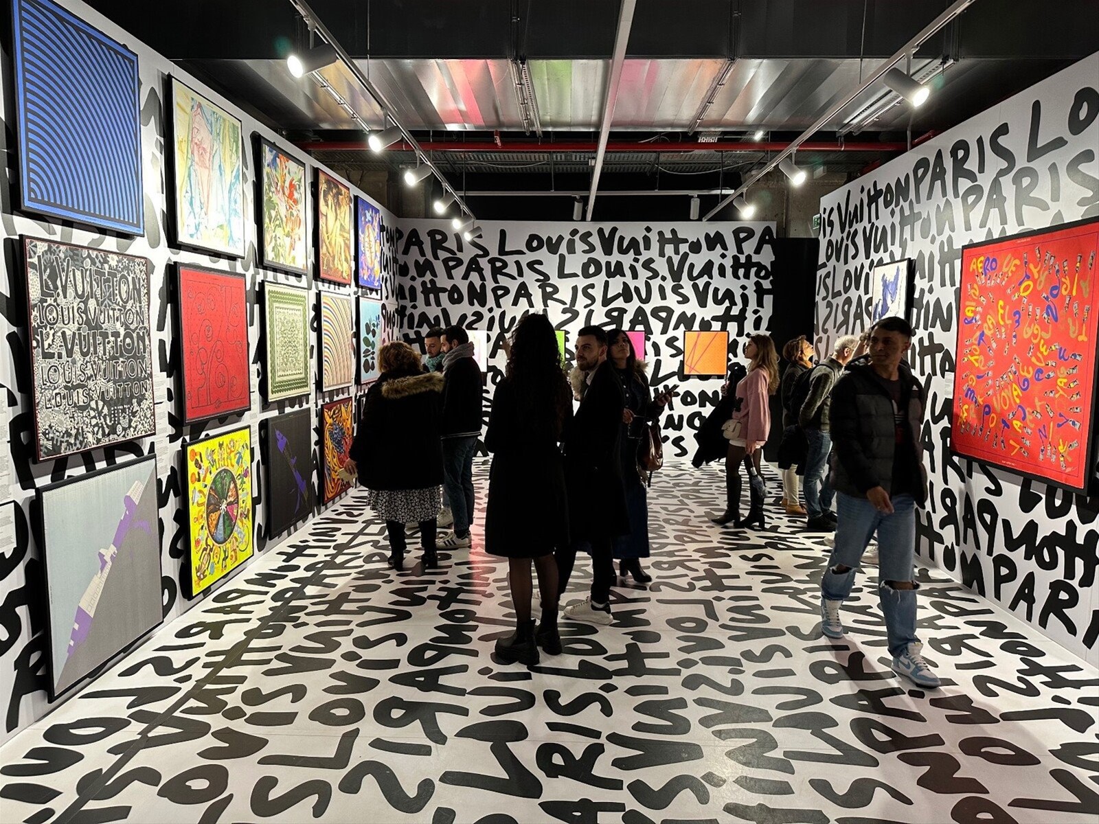 Immersi nelle scritte di Louis Vuitton, una mostra che ti avvolge.