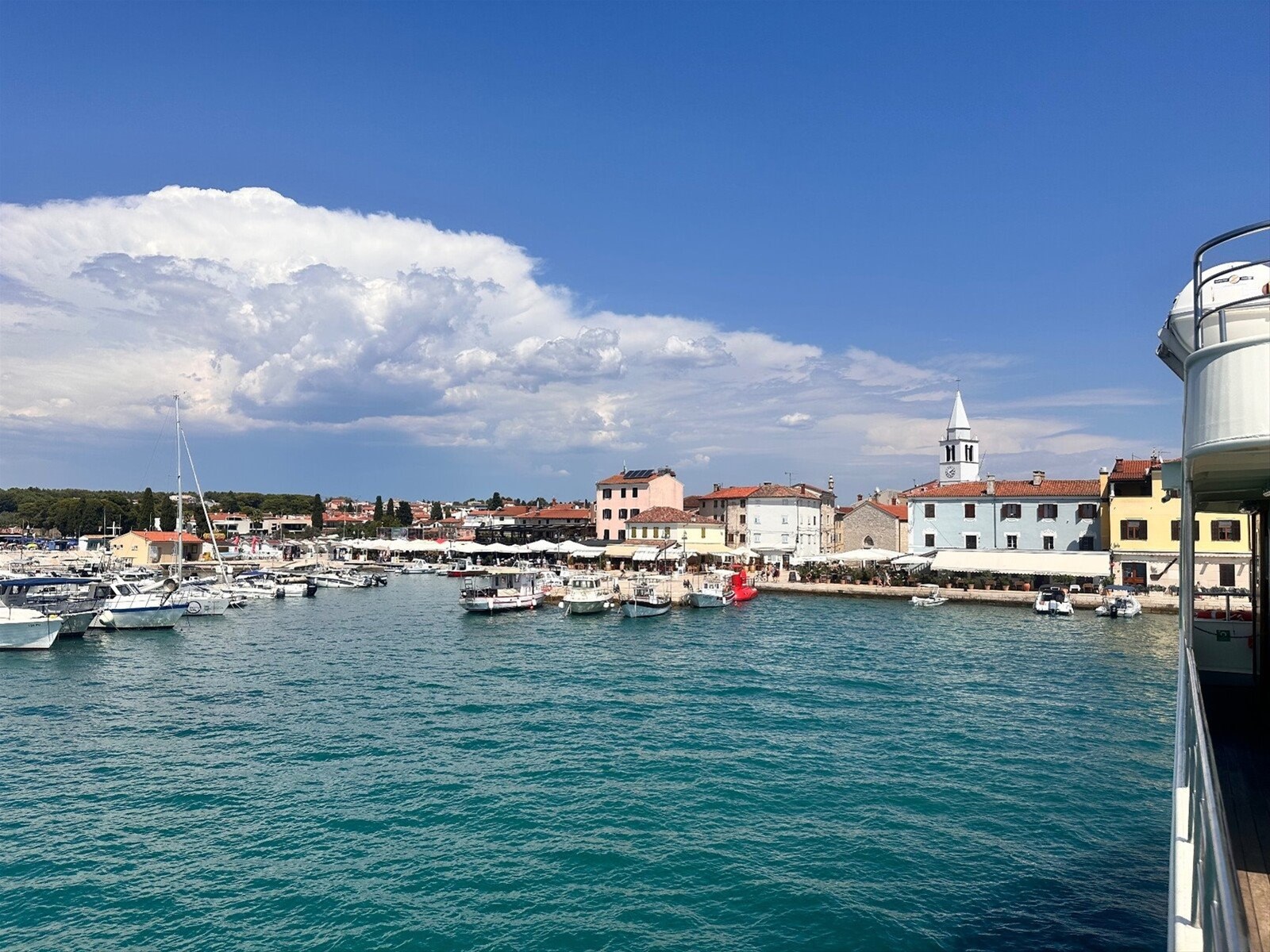 Approdo in barca al porto di Fasana, sotto un cielo stupendo