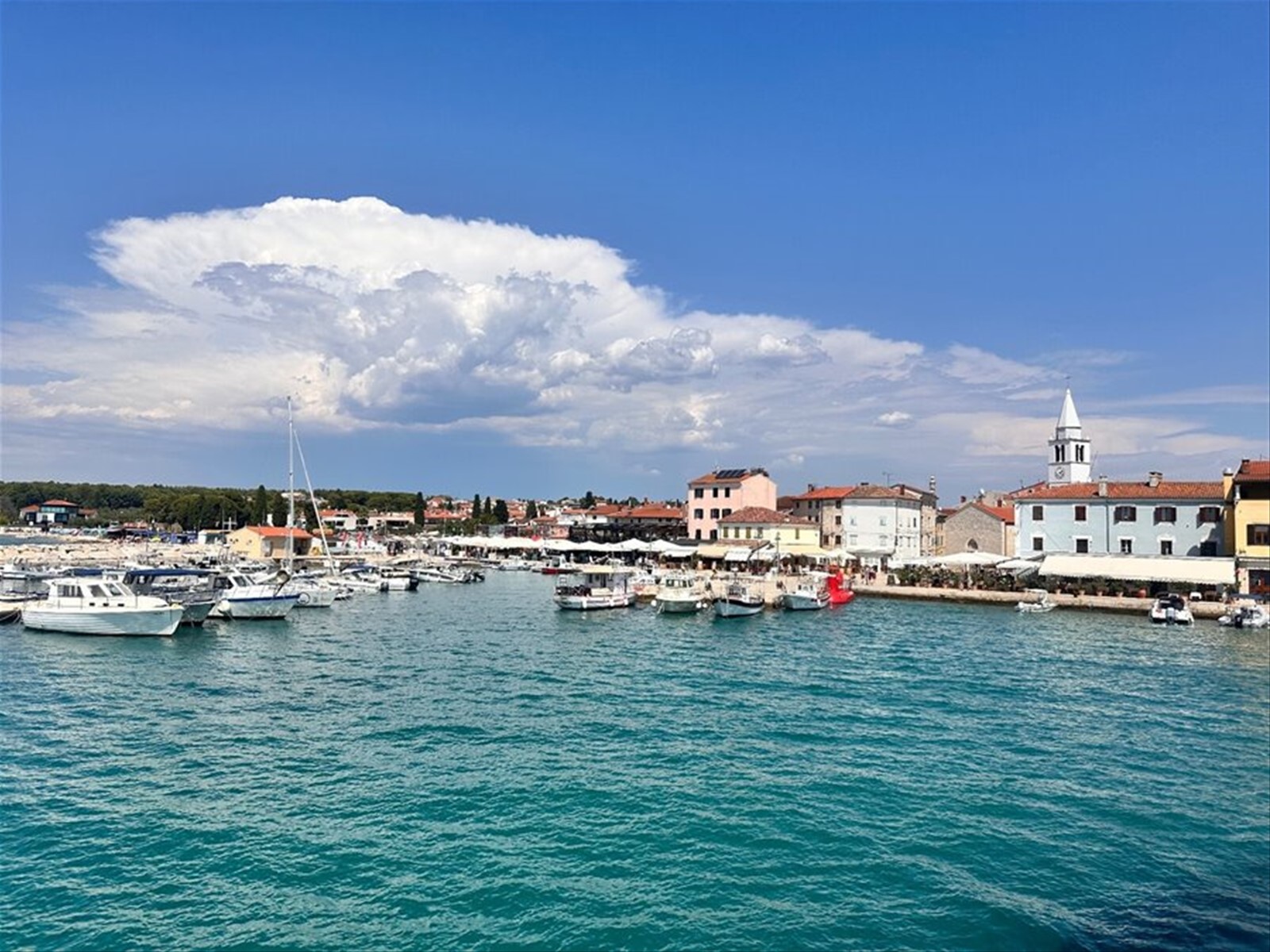 Il porto di Fažana, acque turchesi e giornate lente sotto il sole.
