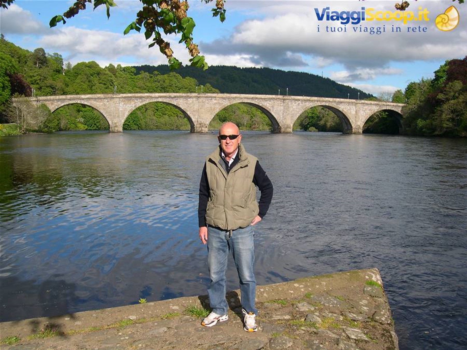 PAPA' E SULLO SFONDO IL PONTE DI DUNKELD