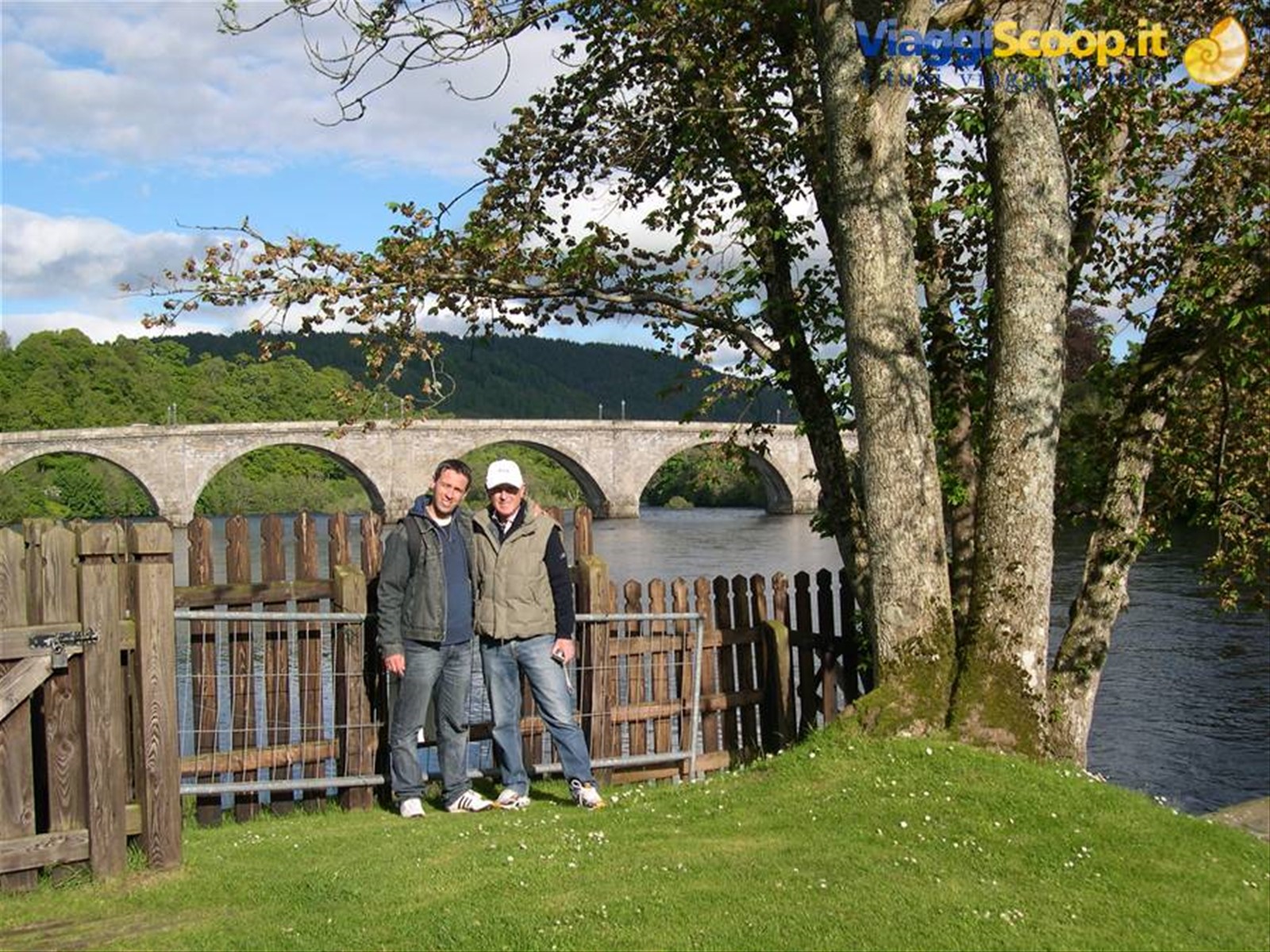 CLAUDIO E LUCIANO NEI GIARDINI DI DUNKELD