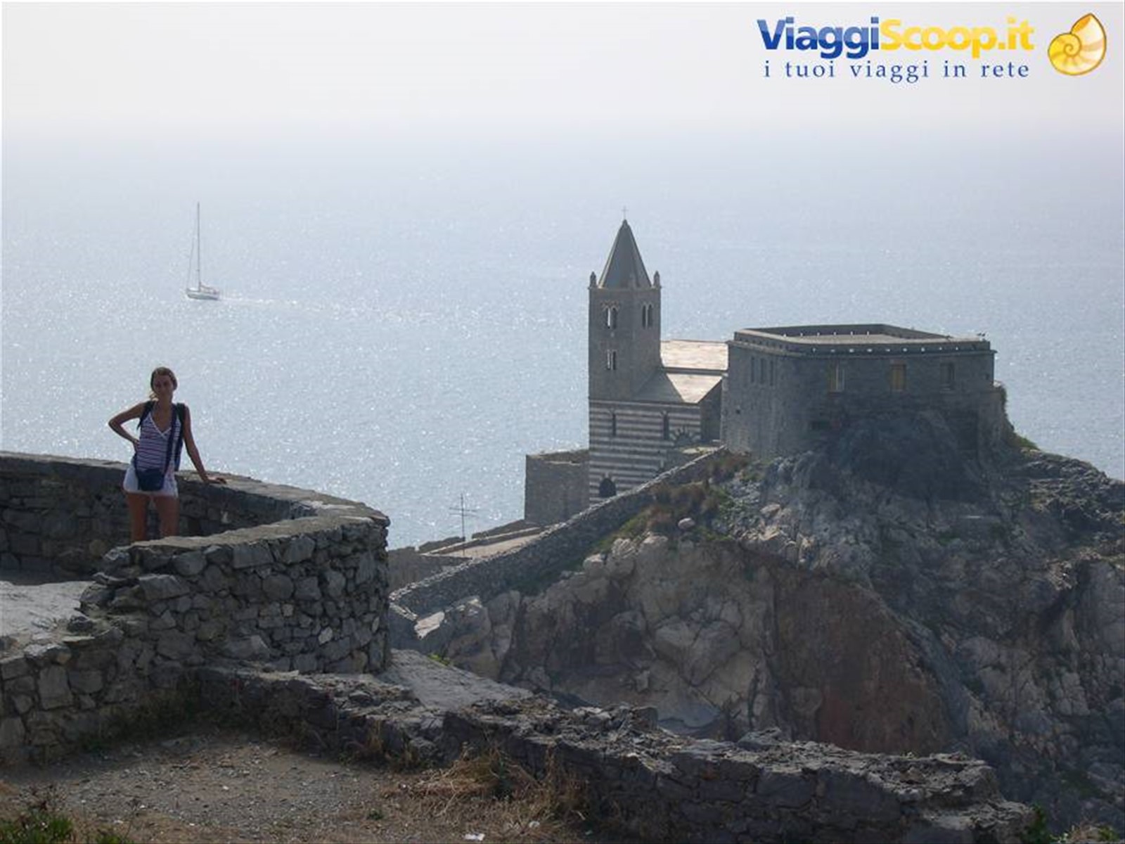VALENTINA E SULLO SFONDO IL CASTELLO DI PORTOVENERE