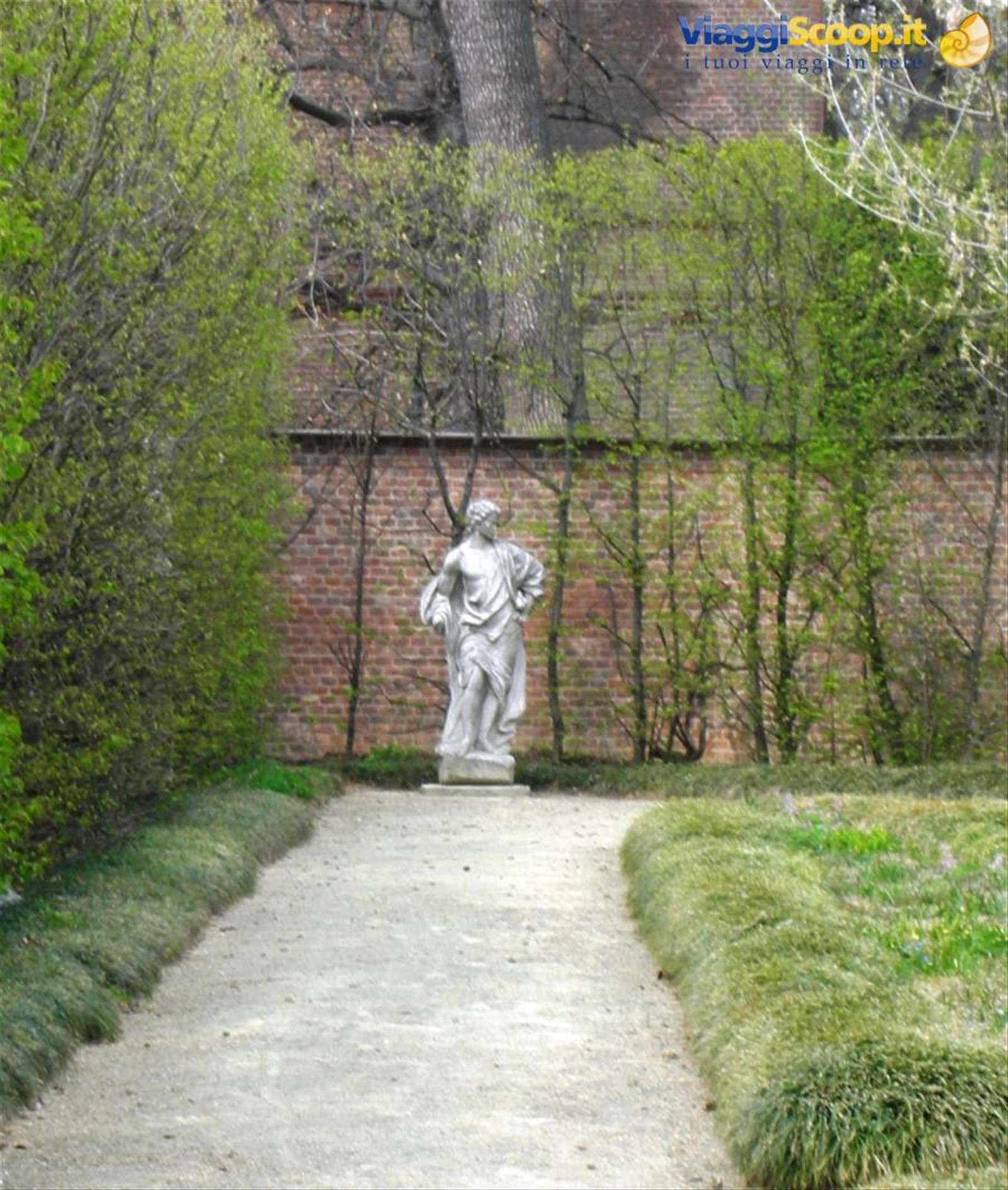 dettaglio statua nel primo piccolo giardino