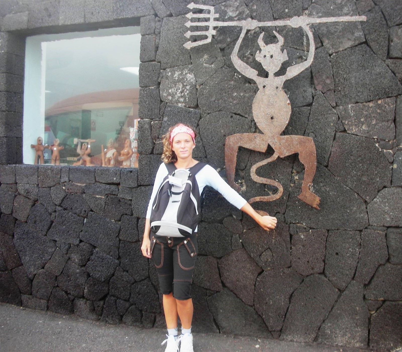 io davanti al simbolo del parco del Timanfaya