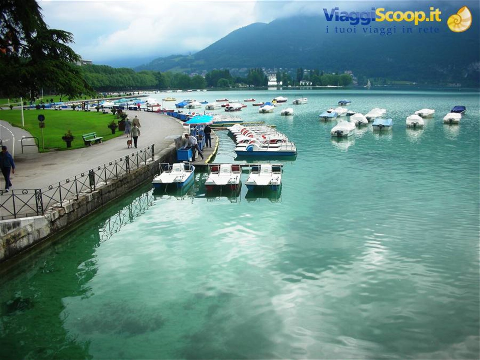 veduta lago annecy, lato sinistro del porto