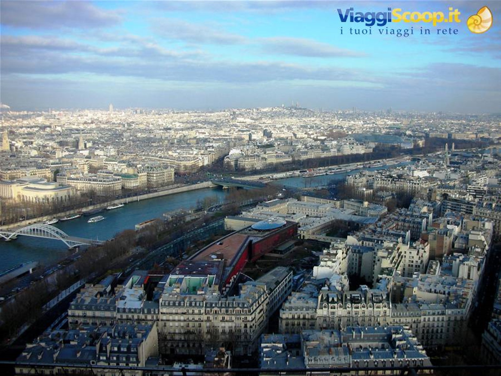 una veduta di Parigi e la Senna dalla torre