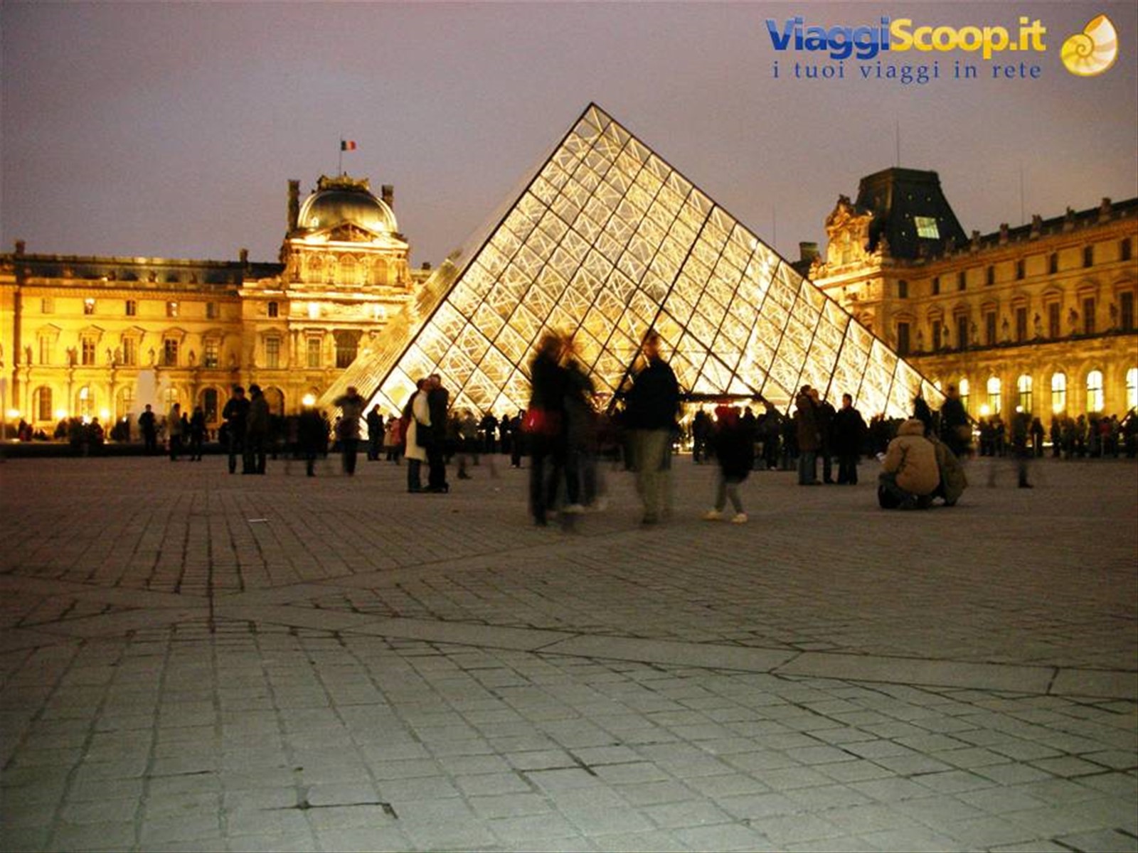 esterno del Louvre di sera