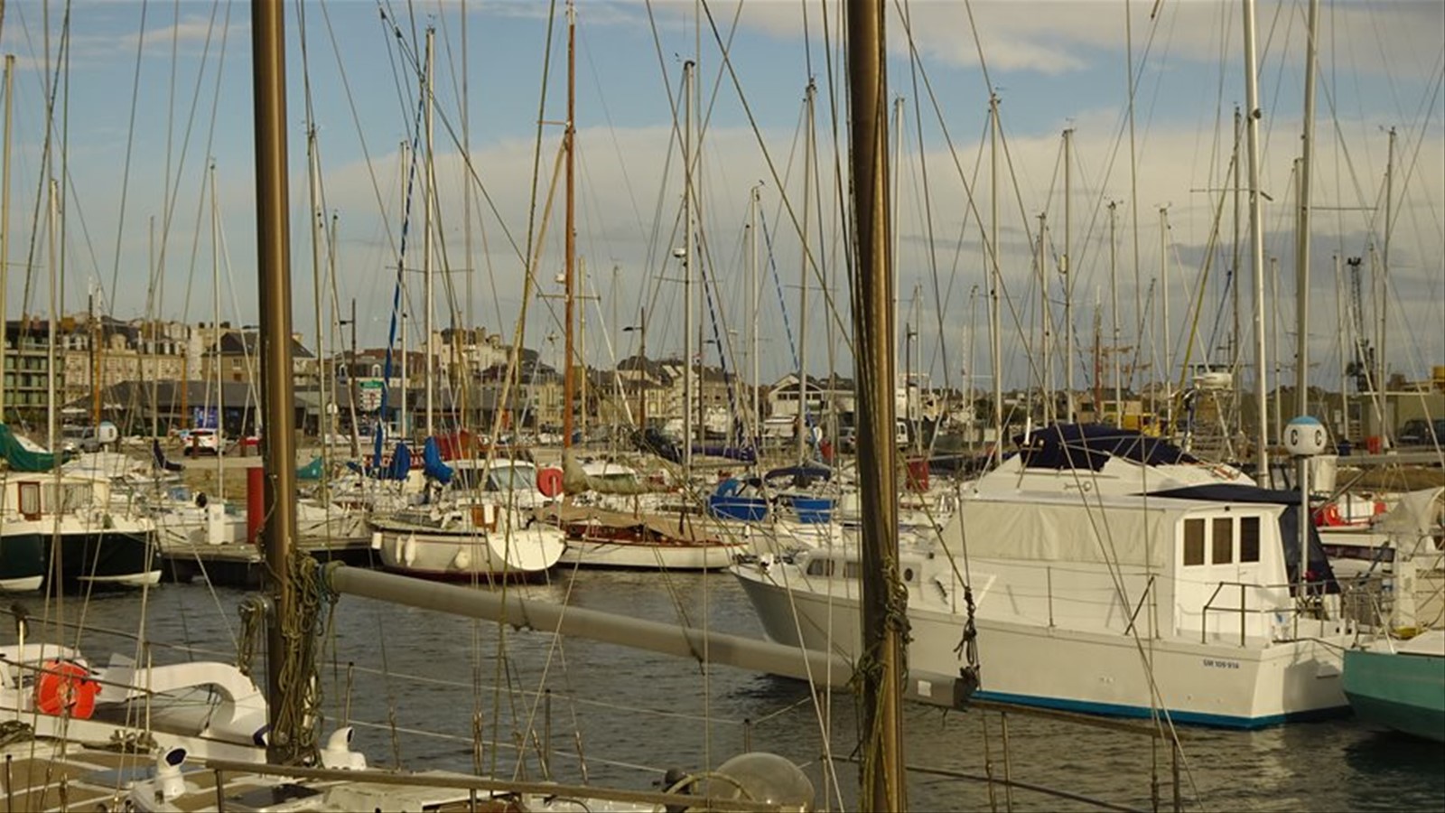 Tra alberi di barche che ondeggiano, il porto ci accoglie a braccia aperte.