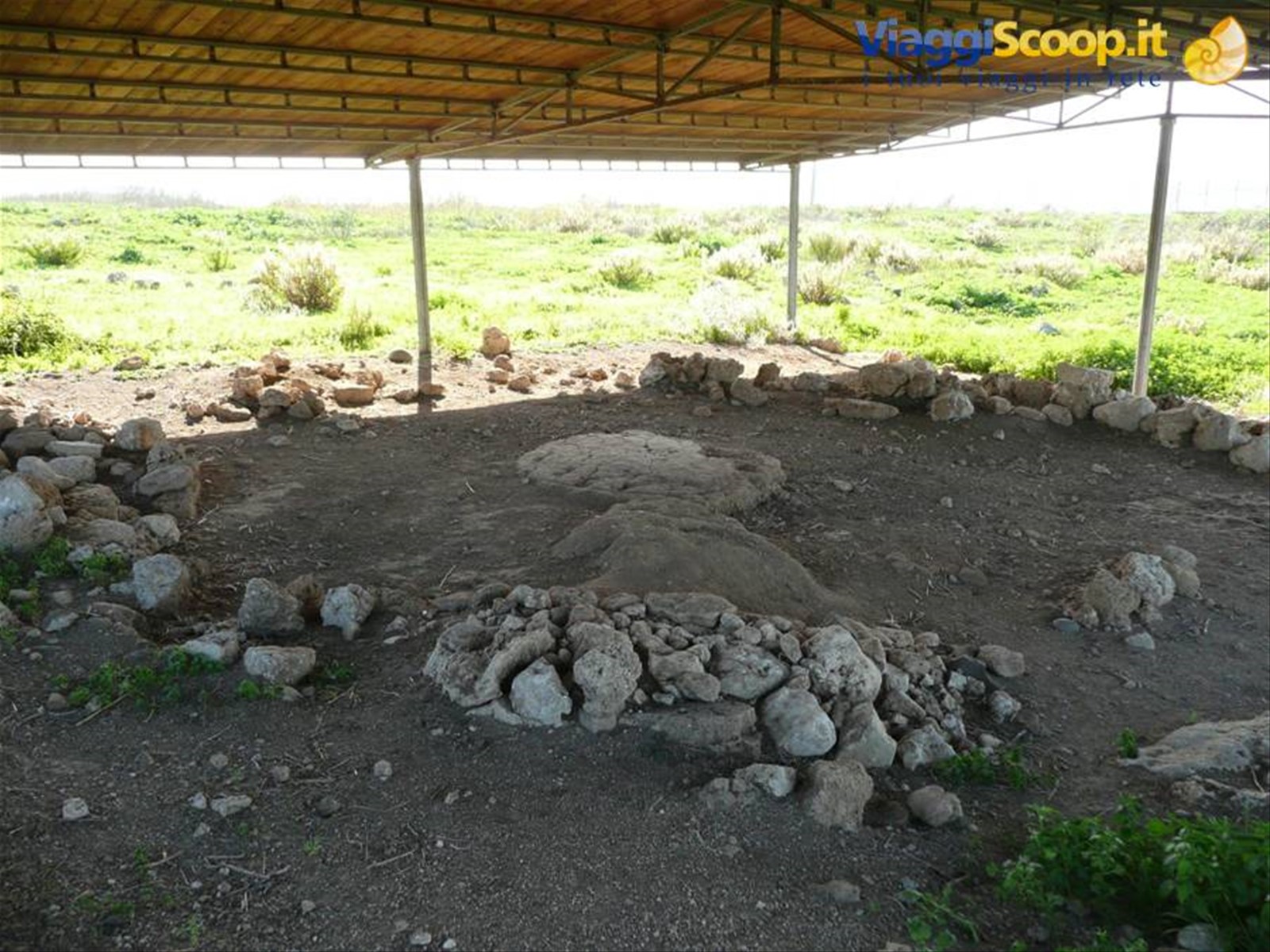 THAPSOS - capanna con focolare al centro -