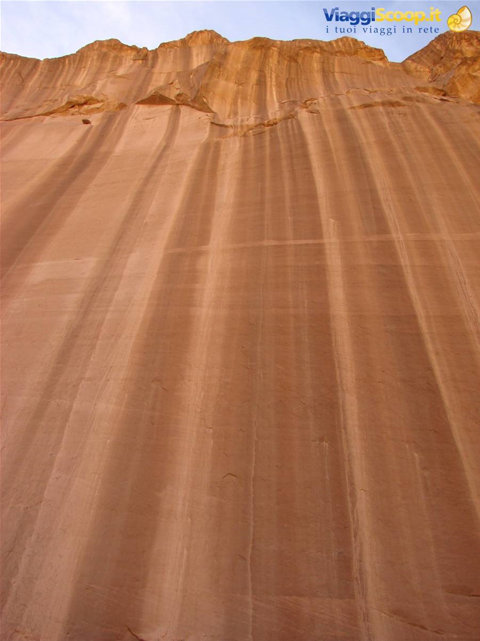 parete rocciosa all'interno di uno wadi