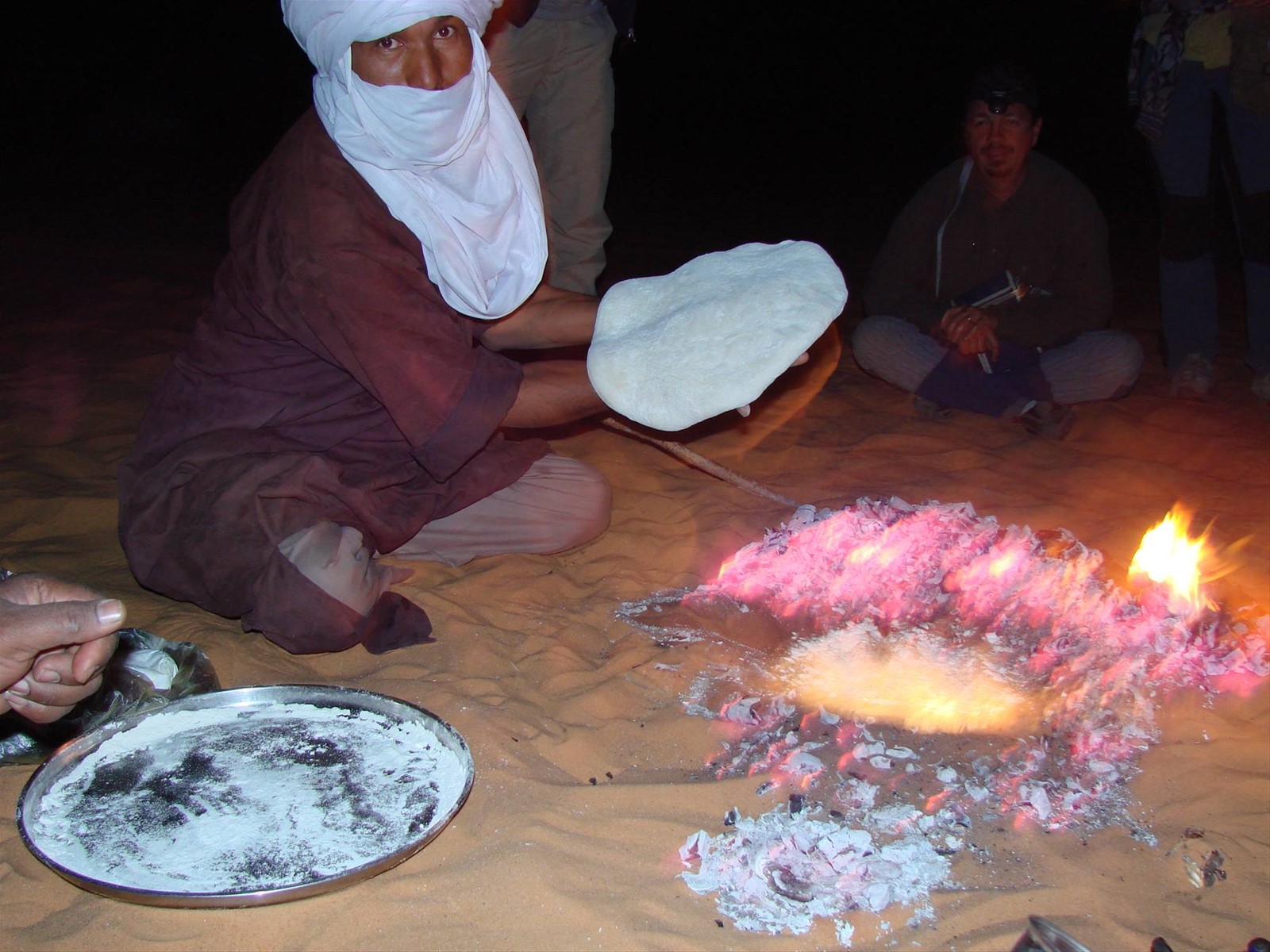 preparazione della Taajeelah- pane cotto sotto la sabbia