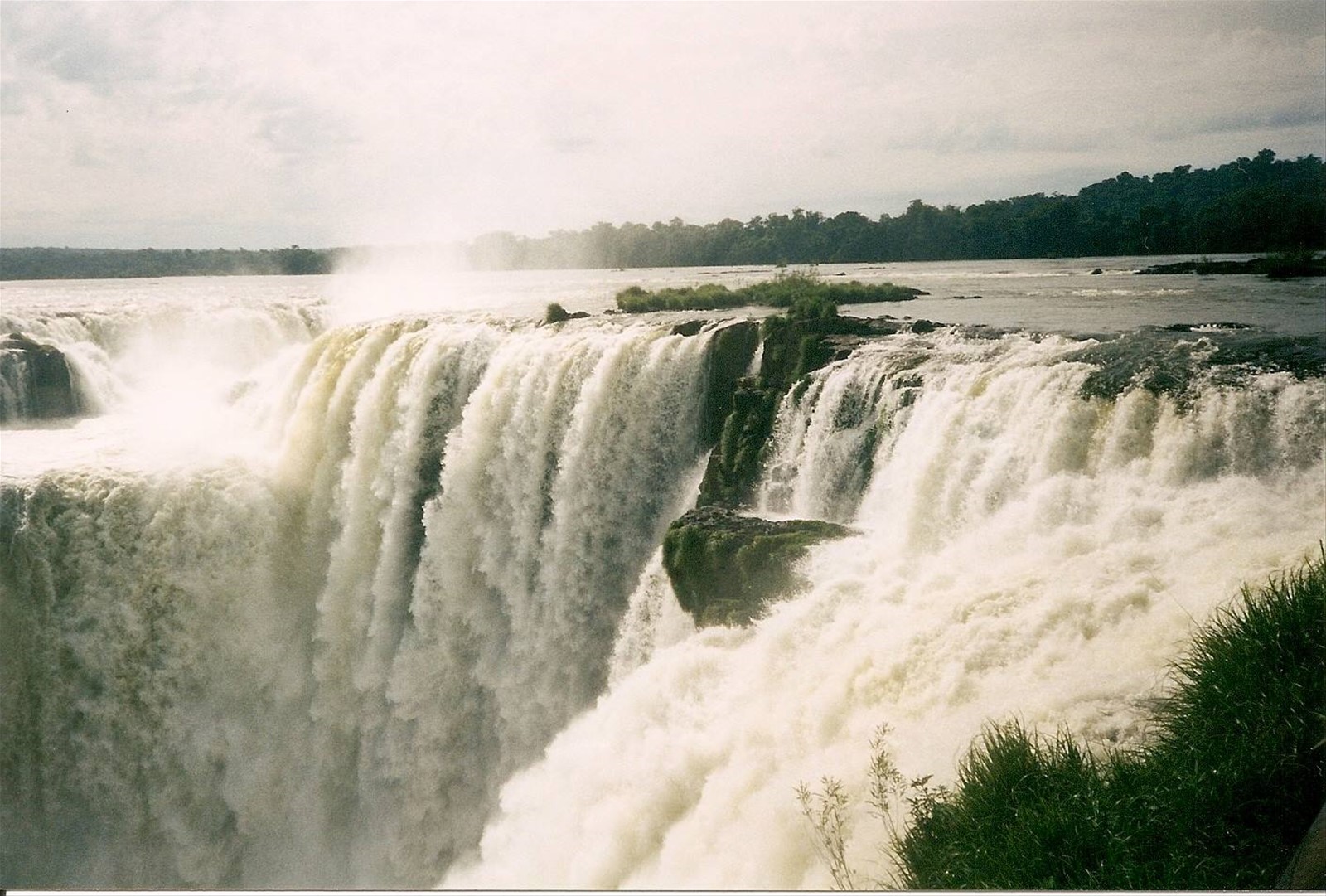 iguassu vista dall'Argentina - la gola del diavolo