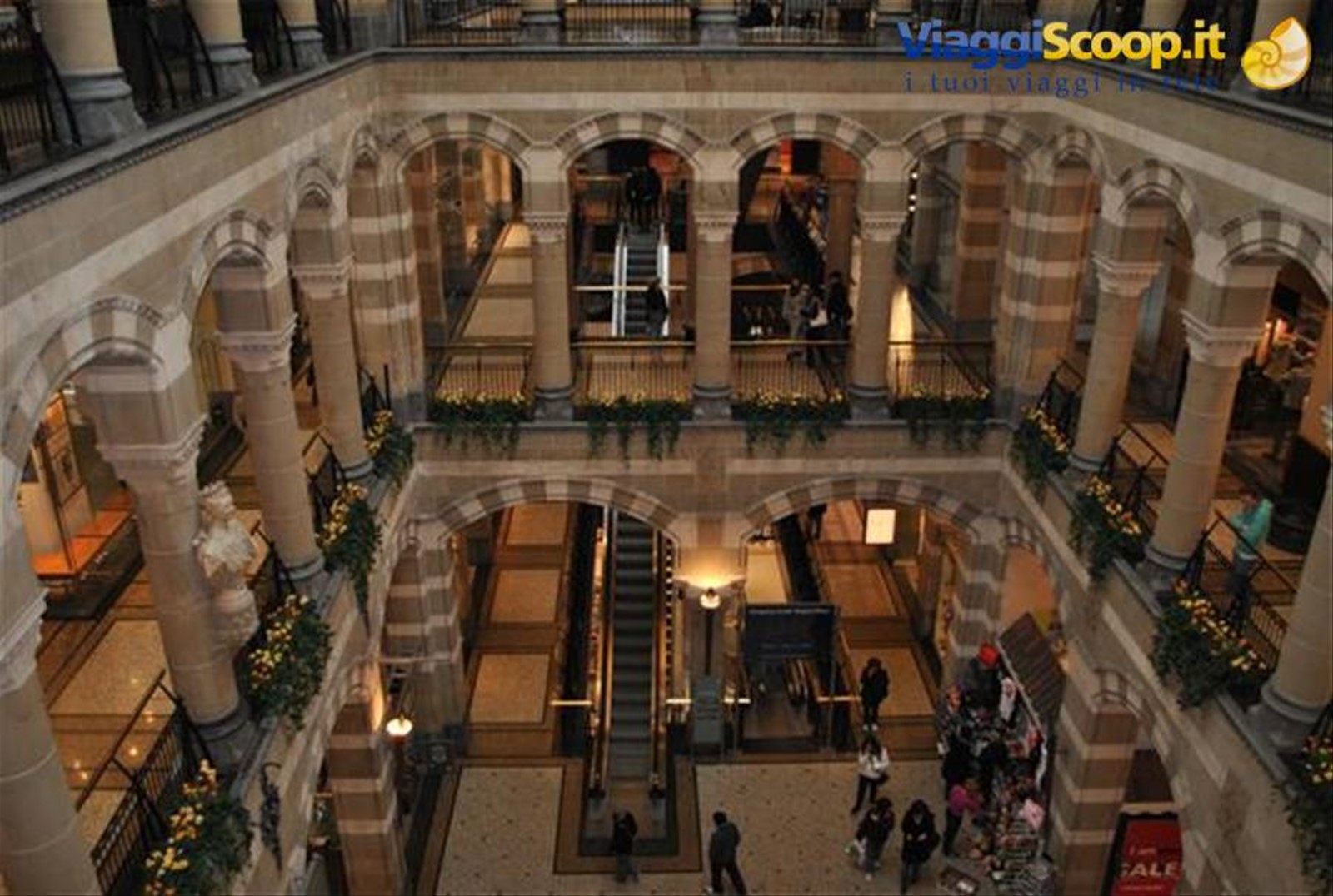magna plaza (inside)