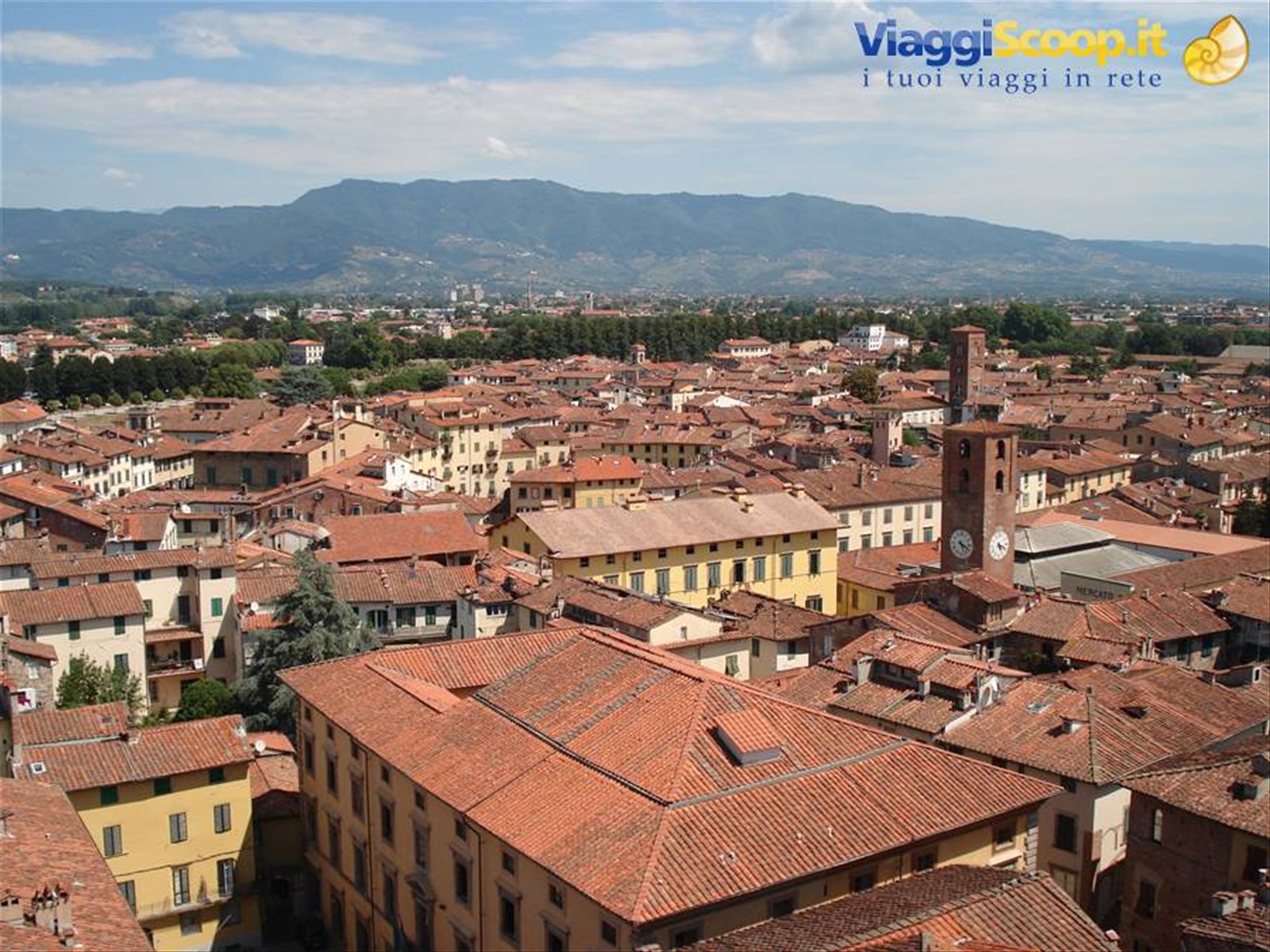 Veduta di Lucca: quel "buco" in mezzo è piazza dell'anfiteatro