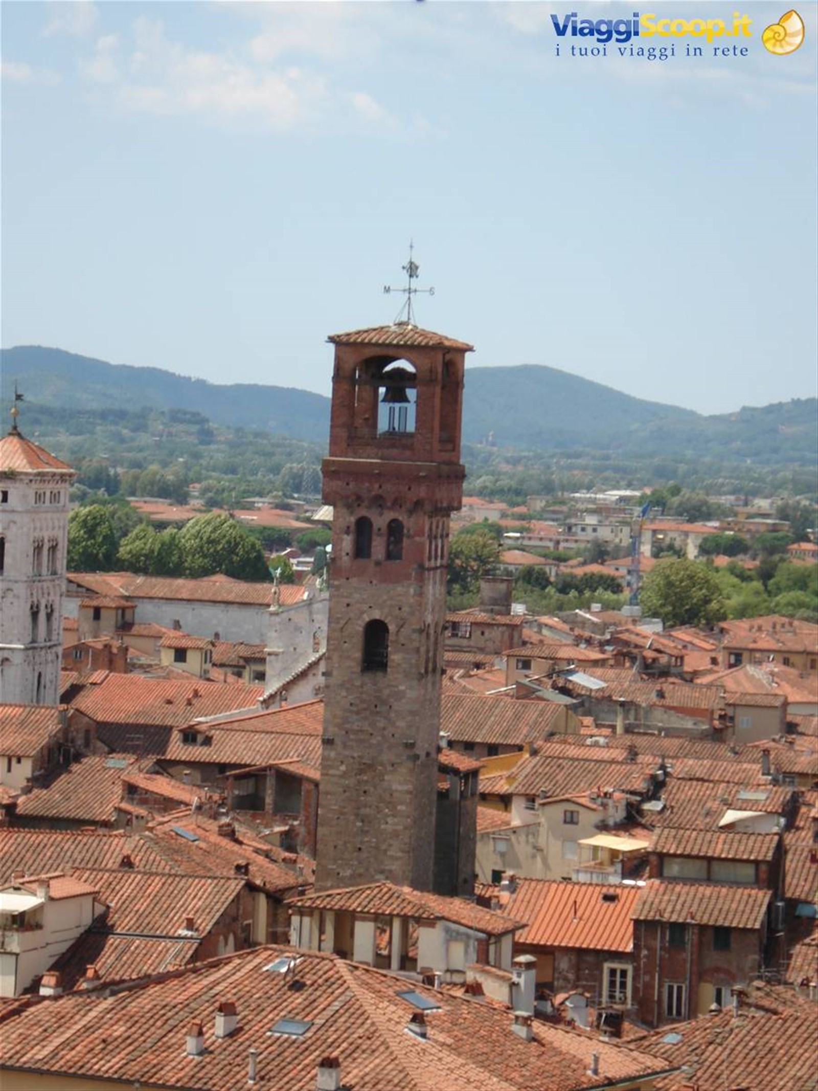 La torre dell'orologio vista dalla torre del Giunigi